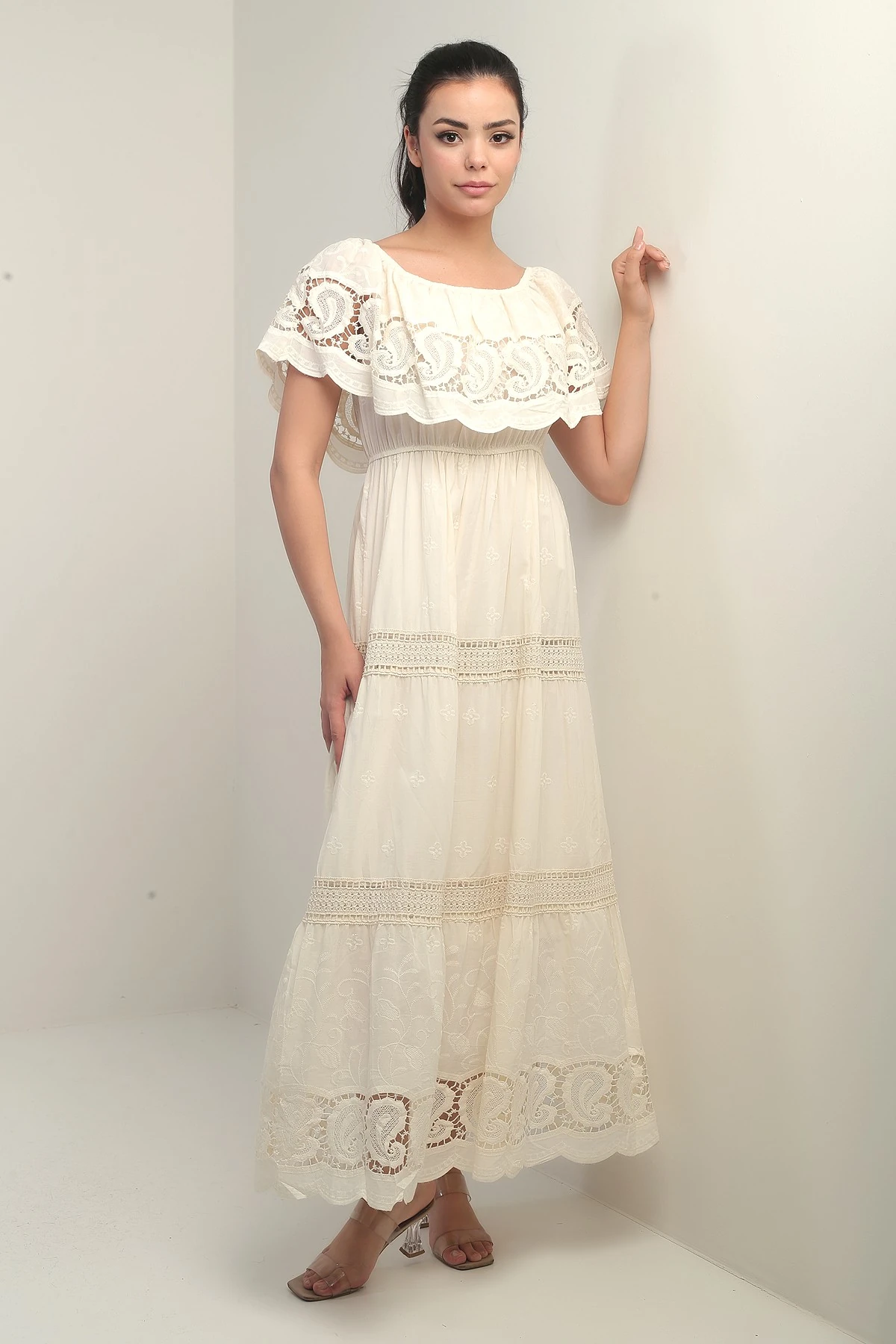 Kadın Madonna Yaka Astarlı Dantel Detaylı Nakışlı Uzun Elbise