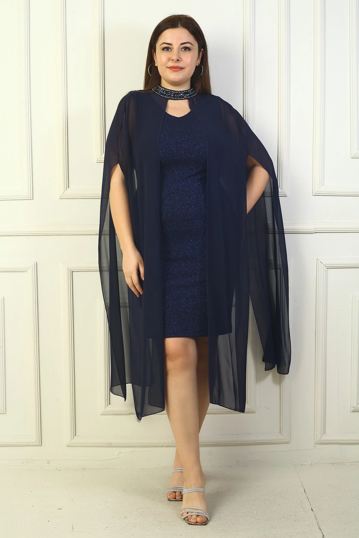 Kadın V Yaka Astarlı Üstü Şifon Pelerinli Büyük Beden Simli Elbise