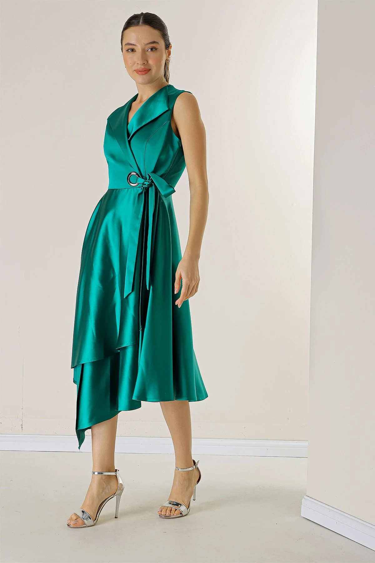 Kruvaze Yaka Bağcıklı Saten Elbise