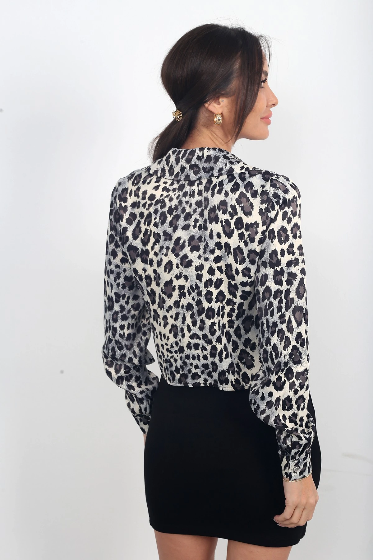Kadın Önü Metal Düğmeli Leopar Desenli Uzun Kollu Kısa Saten Gömlek
