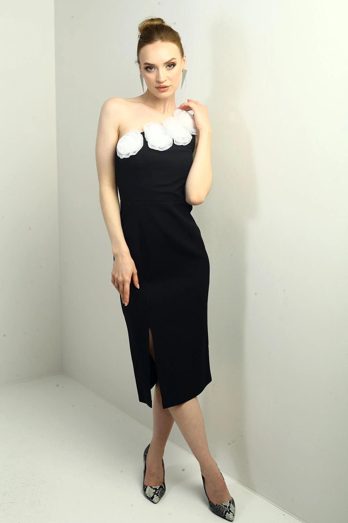 Kadın Tek Omuzlu Çiçek Detaylı Yaka Önü Yırtmaçlı Krep Midi Elbise