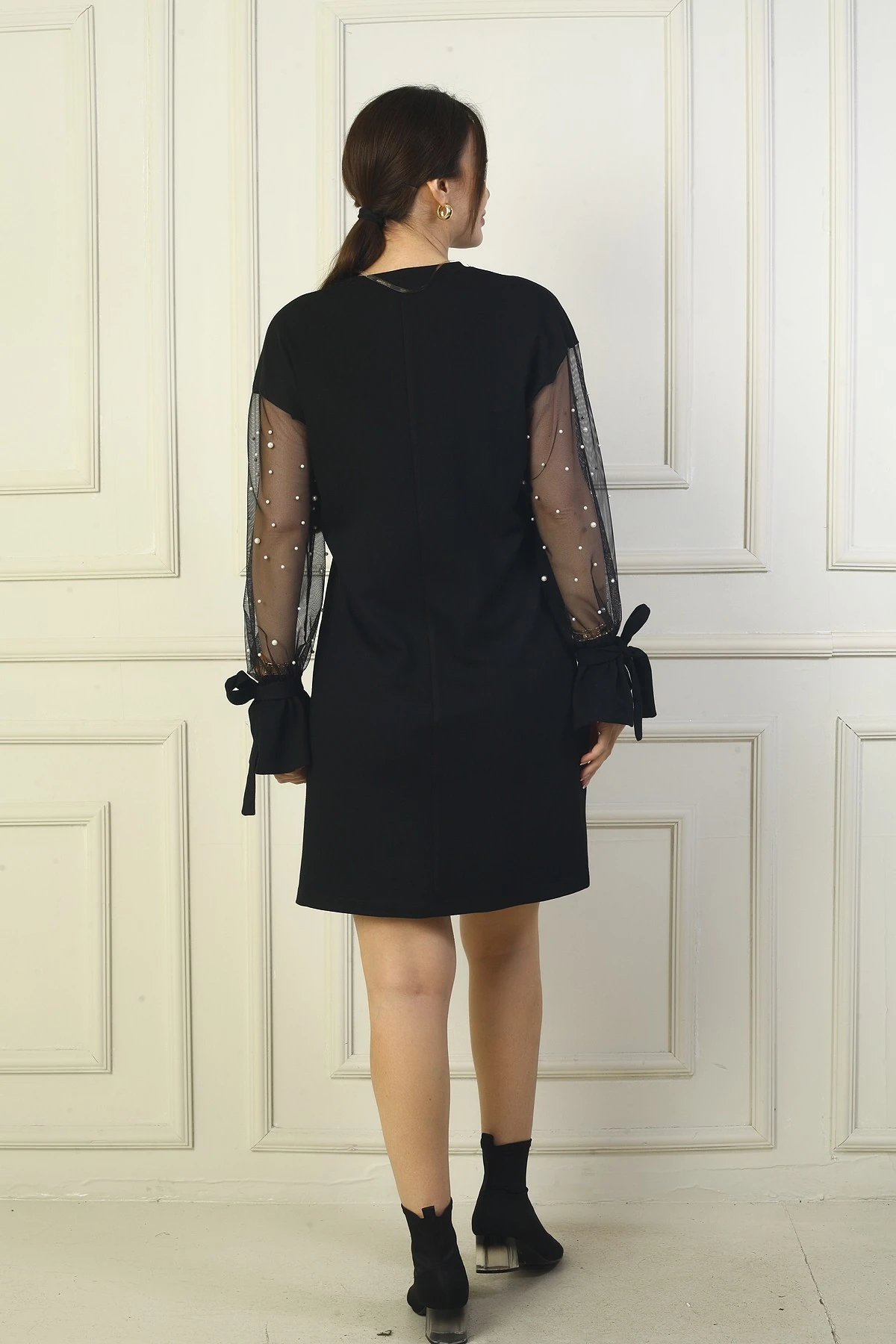 Kadın Yuvarlak Yaka İnci Detaylı Tül Kollu Kısa Elbise