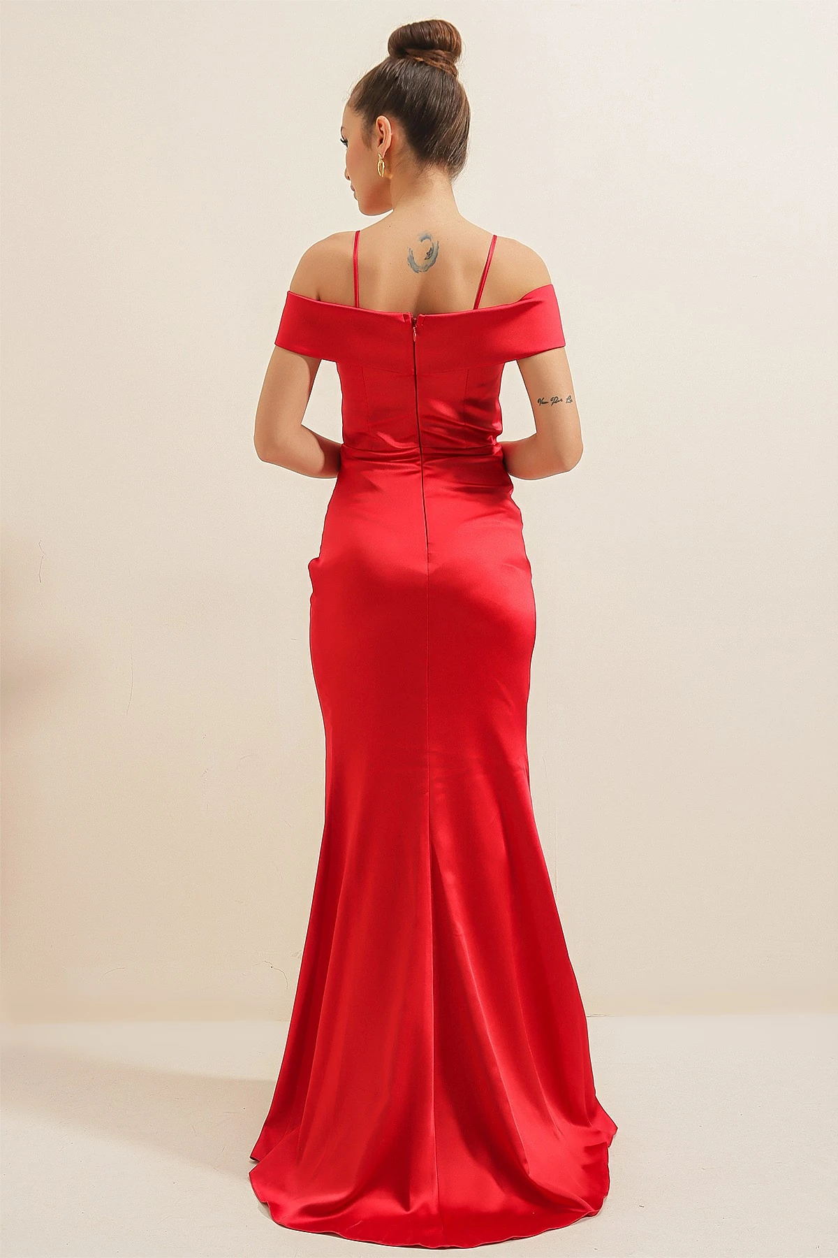 Kayık Yaka Eteği Pileli Astarlı Saten Uzun Elbise