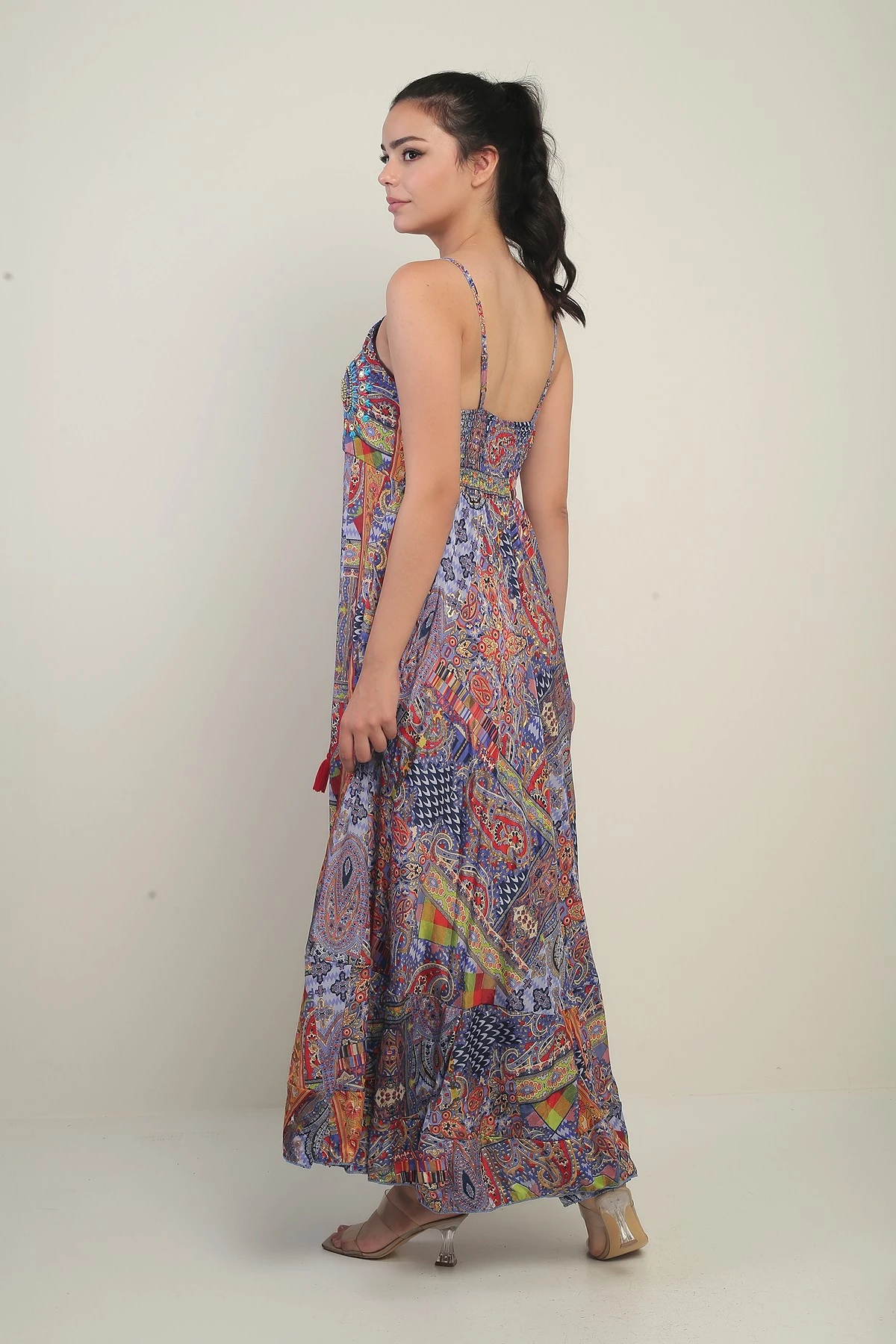 Kadın İp Askılı Arkası Gipeli Nakış Detaylı Desenli Uzun Saten Elbise