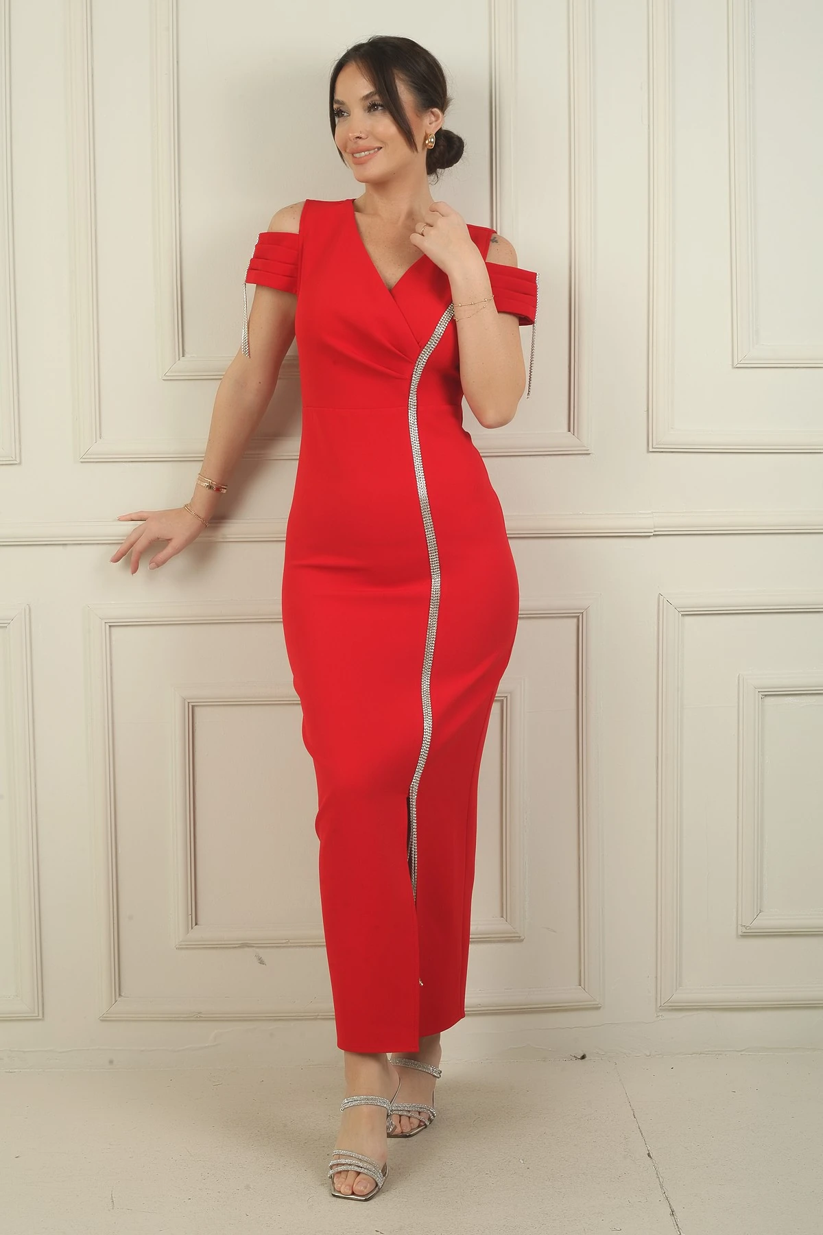 Kadın V Yaka Düşük Kollu Önü Büzgülü Parlak Şerit Detaylı Uzun Krep Elbise