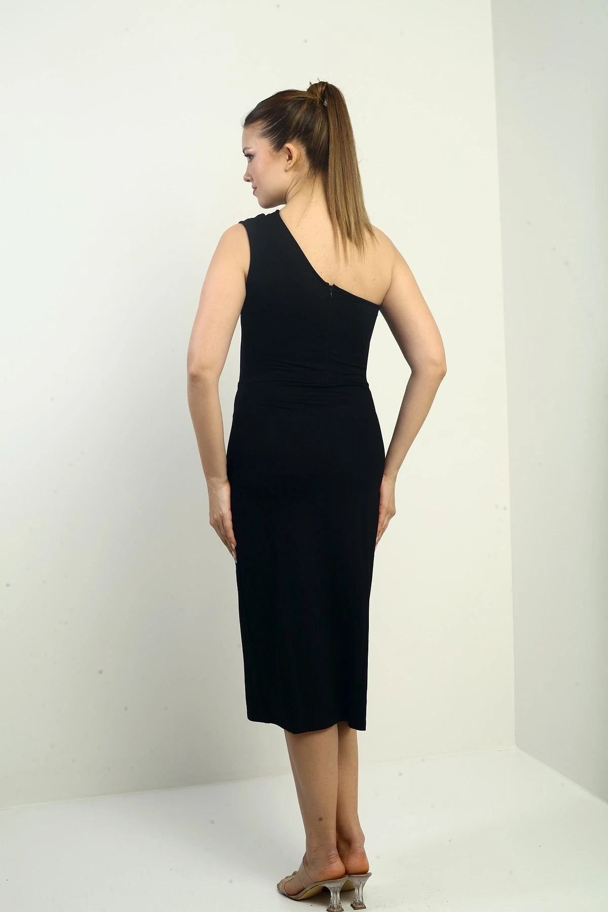 Kadın Tek Omuzlu Yırtmaçlı Büzgülü Midi Elbise