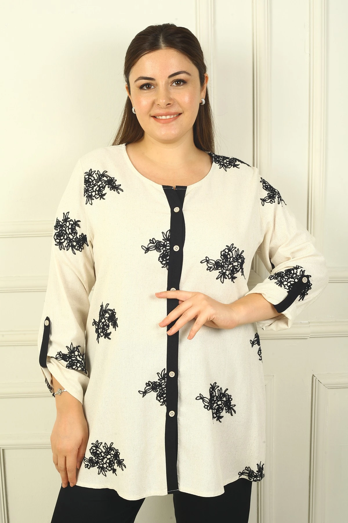 Kadın Kol Katlamalı Nakışlı B.B. Keten Gömlek