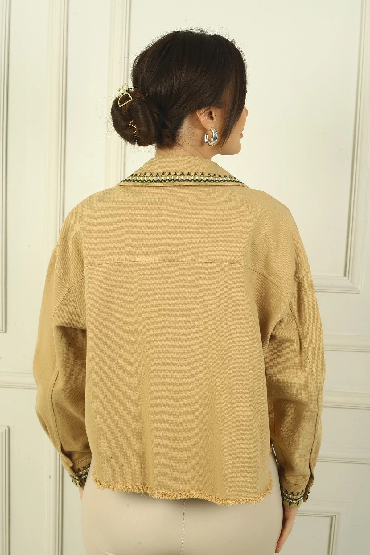 Kadın Nakış Detaylı Önü Metal Düğmeli Tek Cepli Gömlek