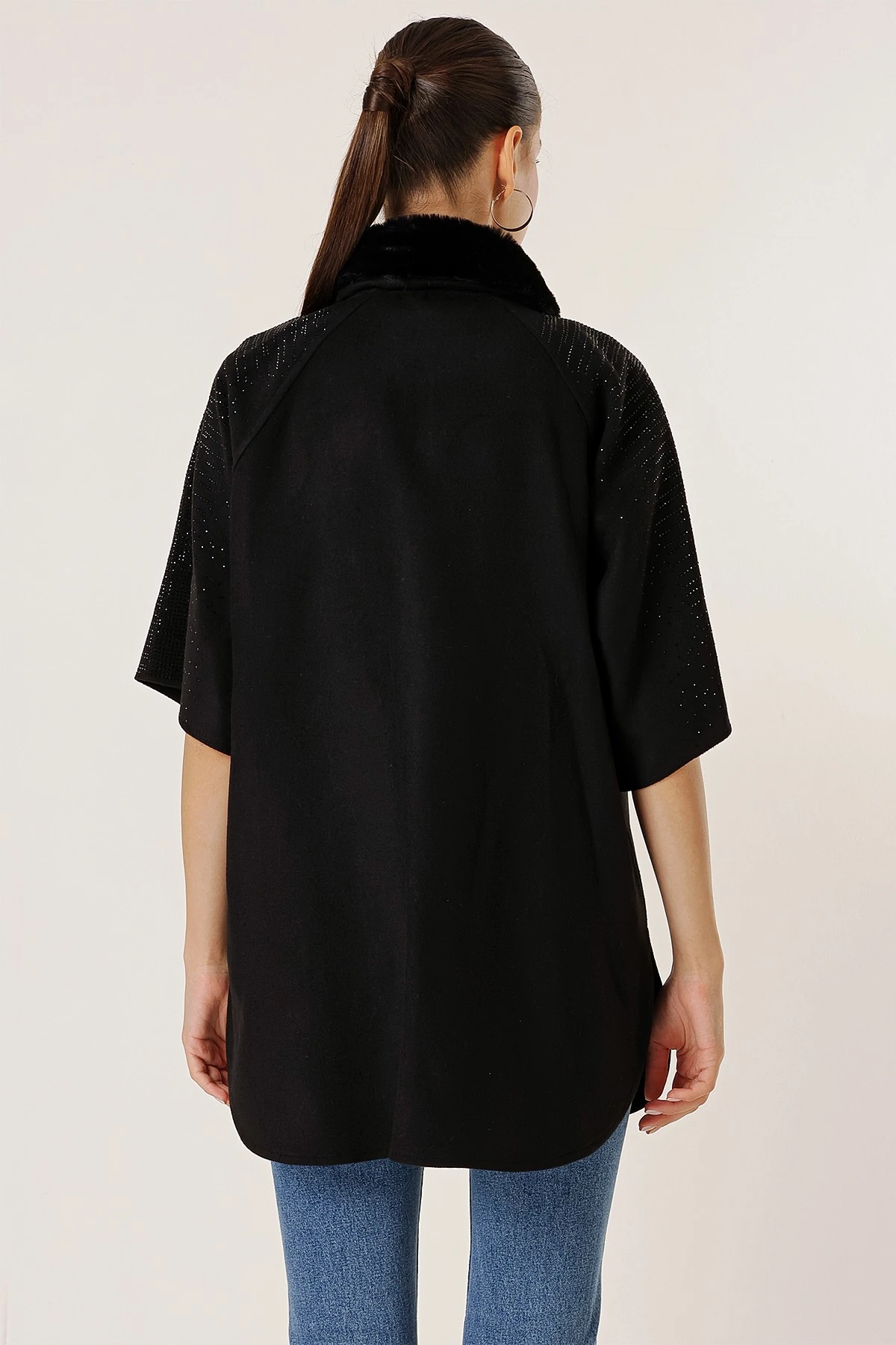 Yaka Kürklü Ponpon Detaylı Cep Ve Kolları Boncuklu Önü Fermuarlı İthal Kaşe Panço Kaban