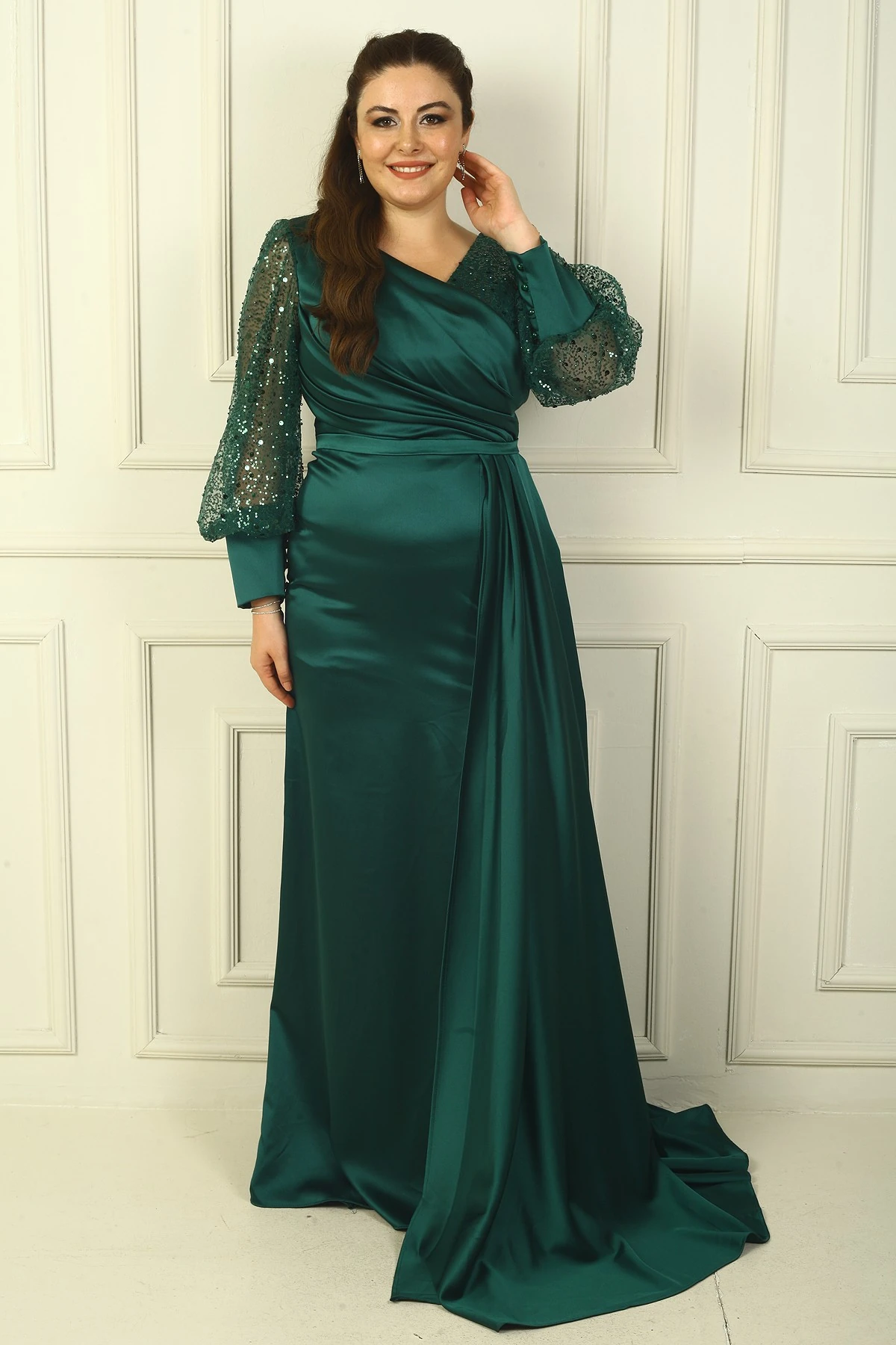 Göğsü Ve Yakası Boncuk İşlemeli Astarlı B.B Uzun Saten Abiye Elbise