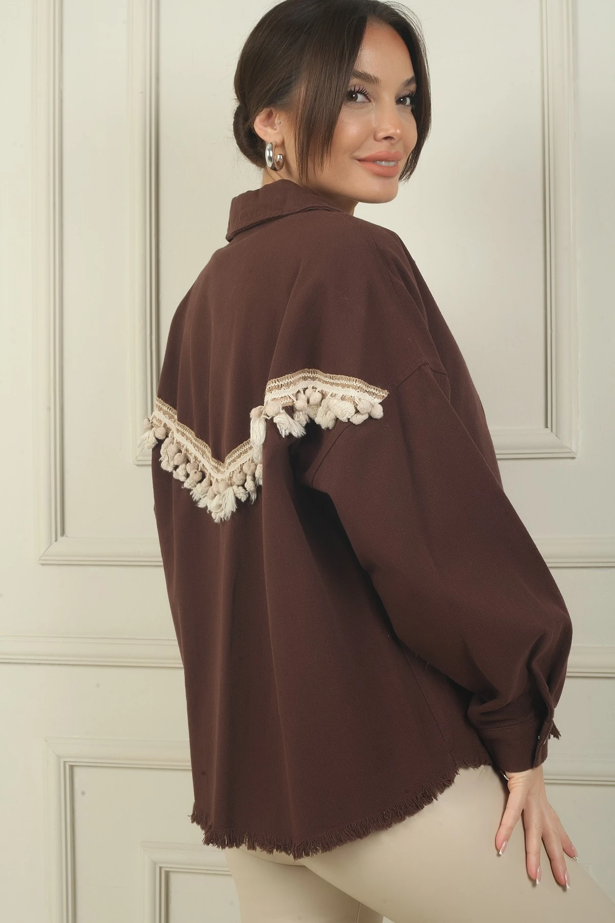 Kadın Arkası Etnik Şeritli Püsküllü Önü Metal Düğmeli Tek Cepli Gömlek