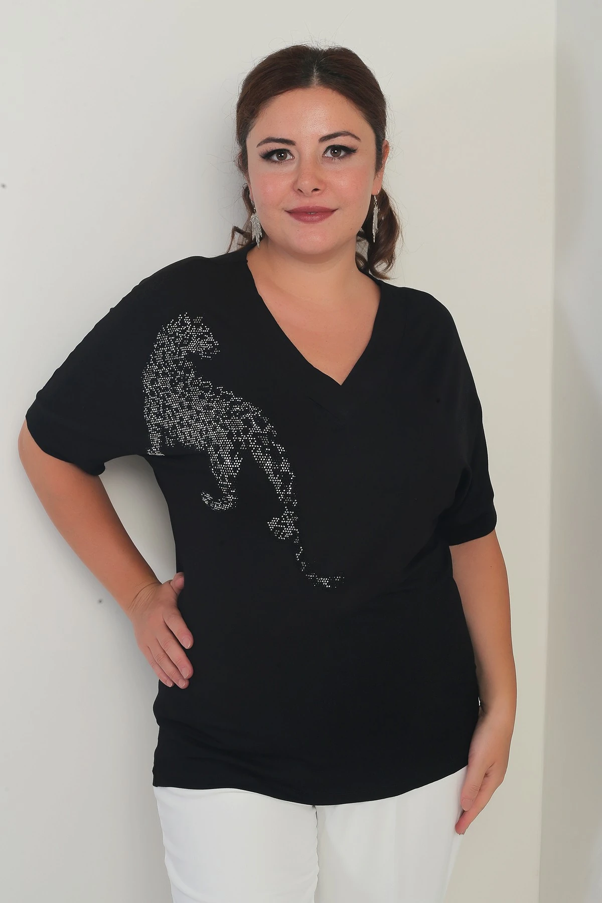 Kadın V Yaka Kısa Yarasa kollu Taş Detaylı Aslanlı Likralı Büyük Beden Bluz