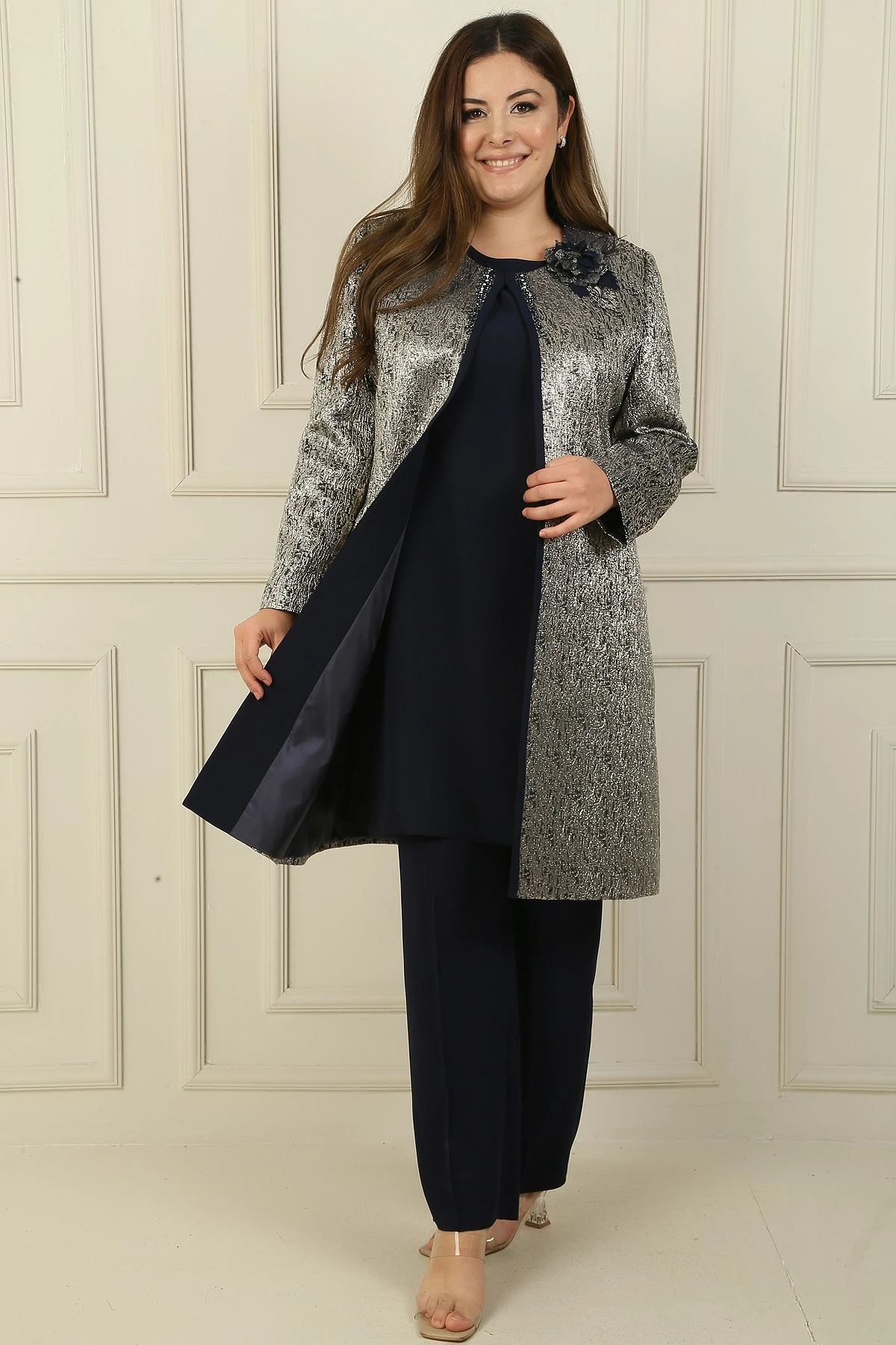 Kolsuz Yanları Yırtmaçlı Bluz Boncuk Detaylı Astarlı Uzun Jakarlı Ceket Pantolon Büyük Beden 3'lü Takım