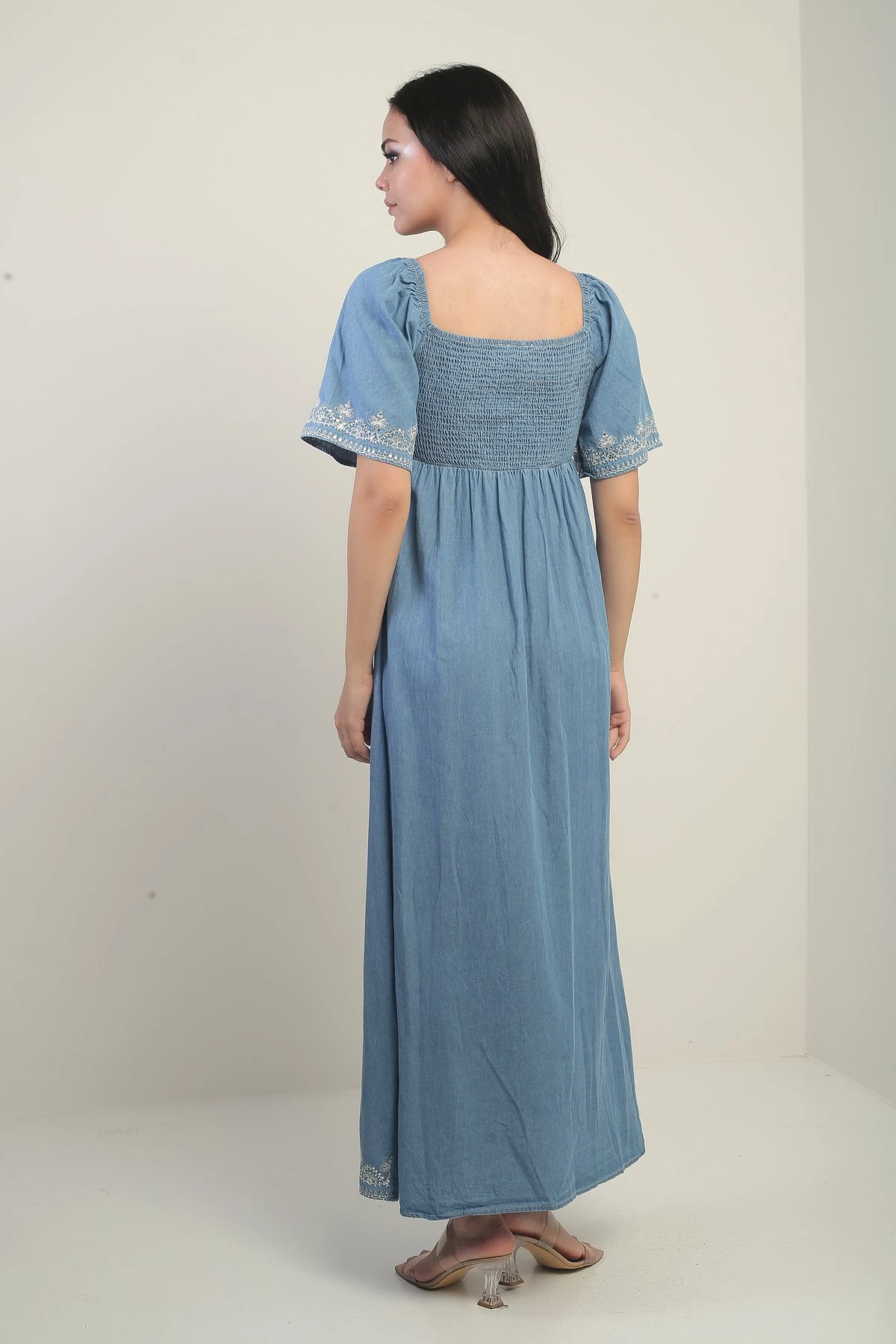 Kadın Beşgen Yaka Düğme Detaylı Arkası Gipeli Nakışlı Uzun Kot Elbise