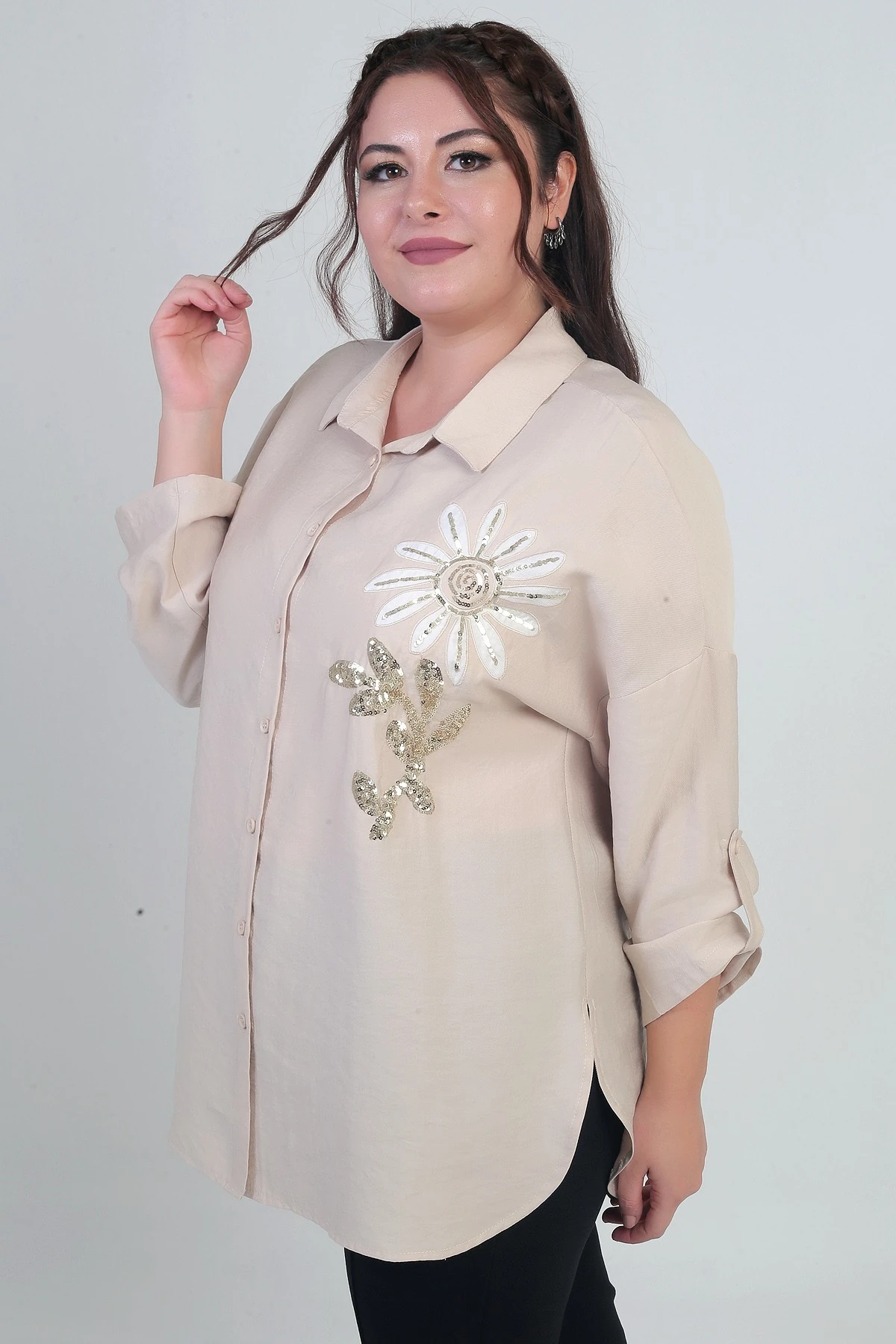 Kadın Kol Katlamalı Çiçek Aplikeli Yanları Yırtmaçlı Büyük Beden Gömlek