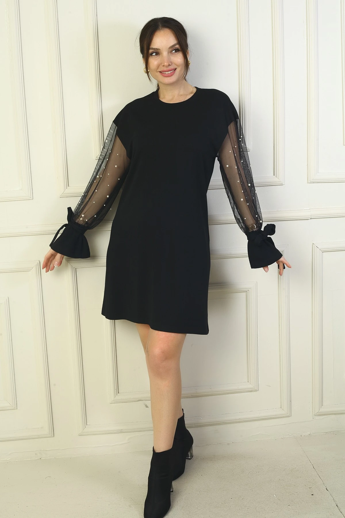 Kadın Yuvarlak Yaka İnci Detaylı Tül Kollu Kısa Elbise