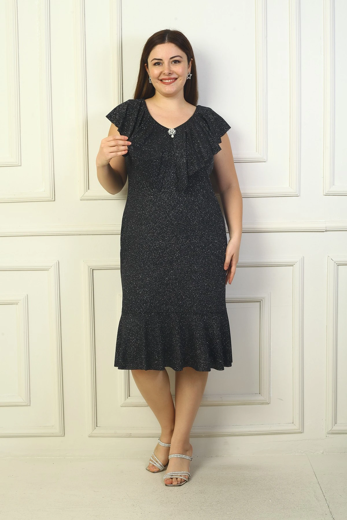 Volanlı Yaka Broşlu Simli Büyük Beden Elbise