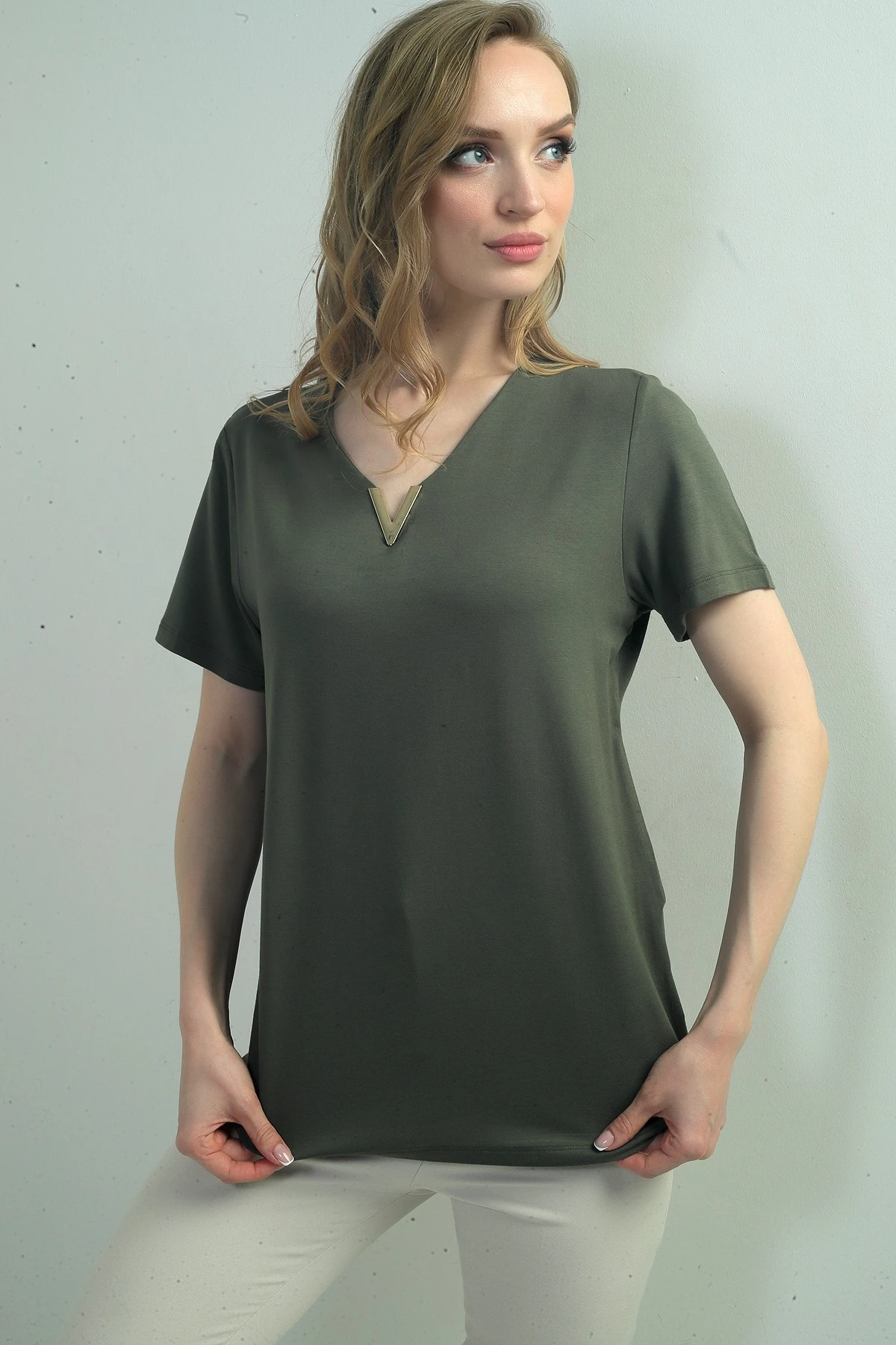 V Aksesuarlı V Yaka Kısa Kol Bluz