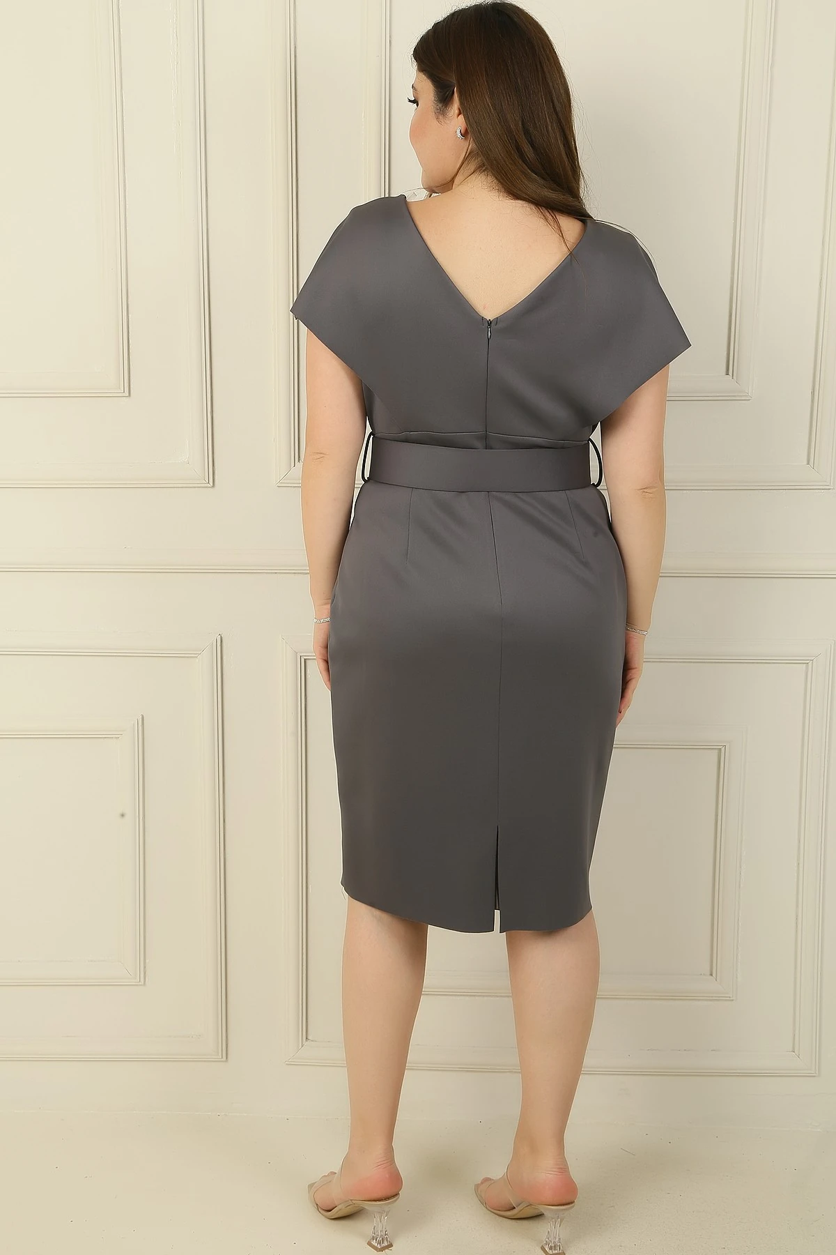 Ön Arka V Yaka Beli Kemerli Astarlı Büyük Beden Elbise
