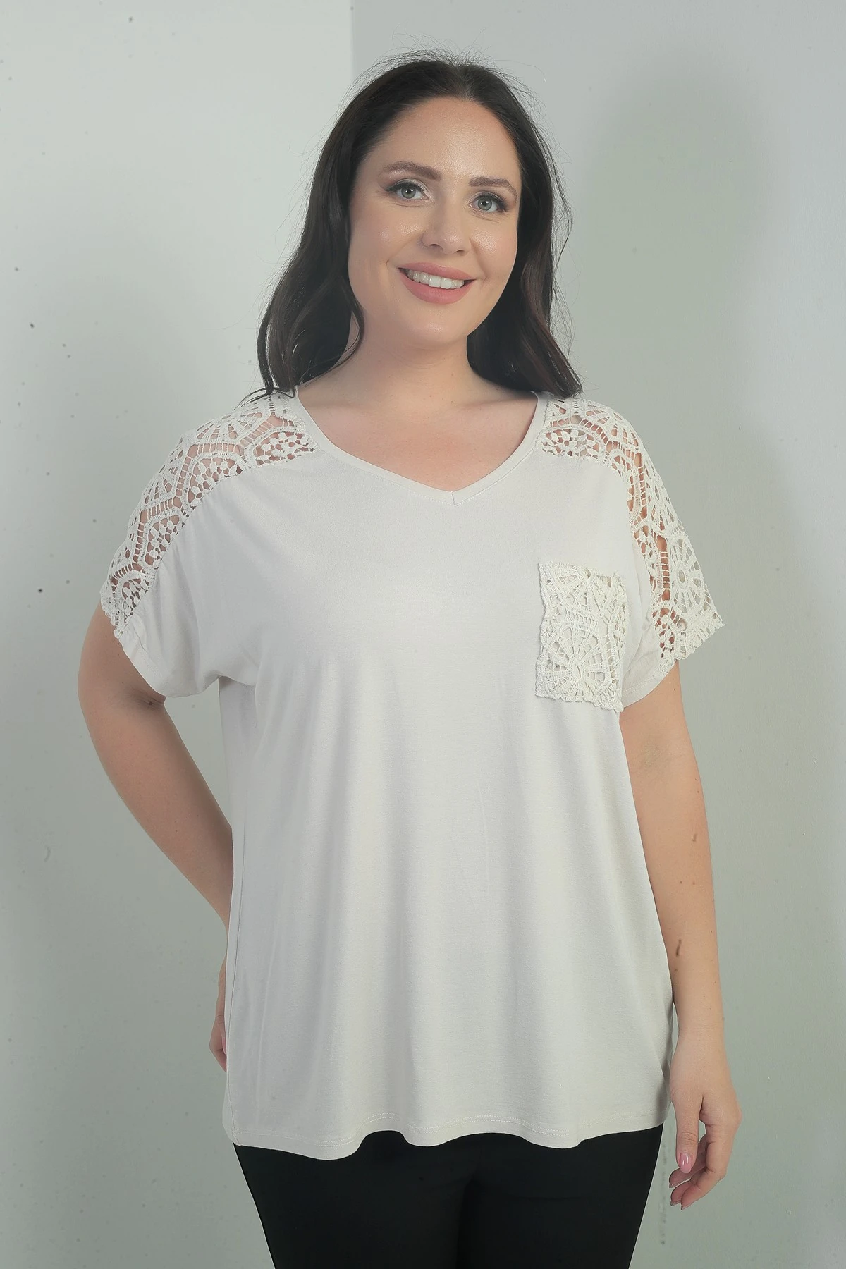 Kadın Omuzu Ve Cebi Dantelli Büyük Beden Bluz