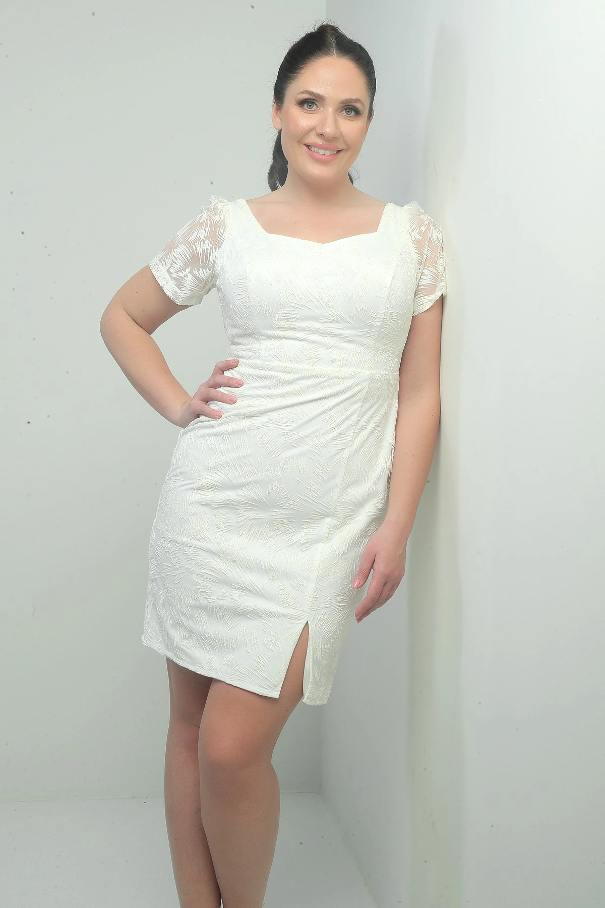 Kadın Beşgen Yaka Astarlı Önü Mini Yırtmaçlı Büyük Beden Simli Tül Elbise