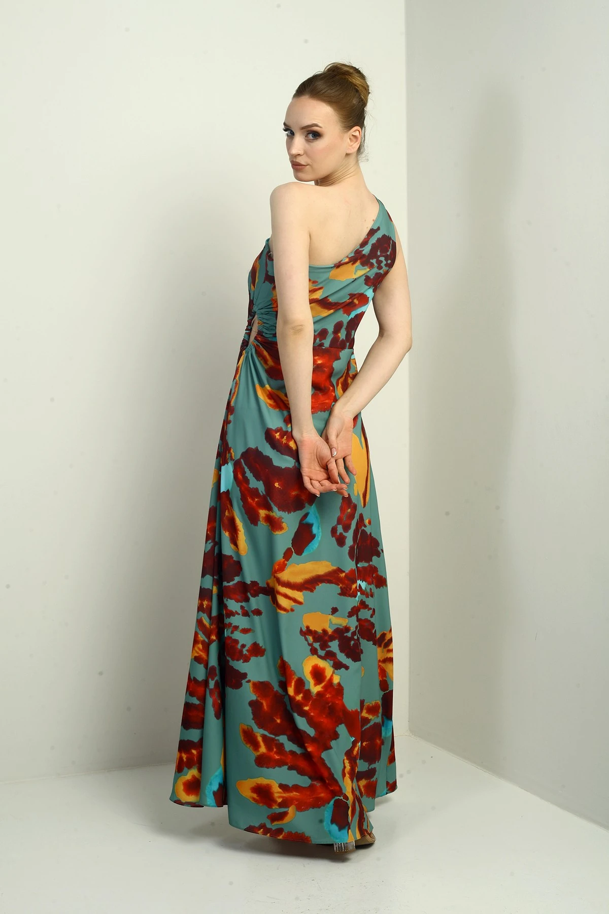 Kadın Tek Omuz Yandan Pencereli Desenli Uzun Krep Saten Elbise