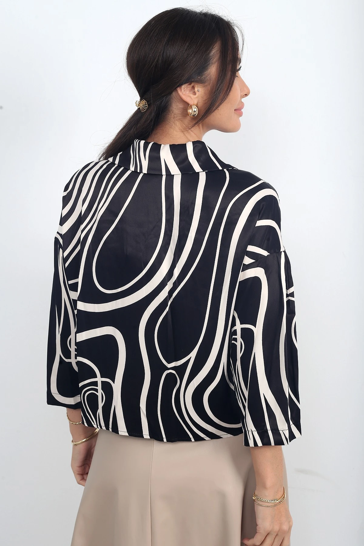 Kadın Metal Düğmeli Geometrik Desen Saten Gömlek