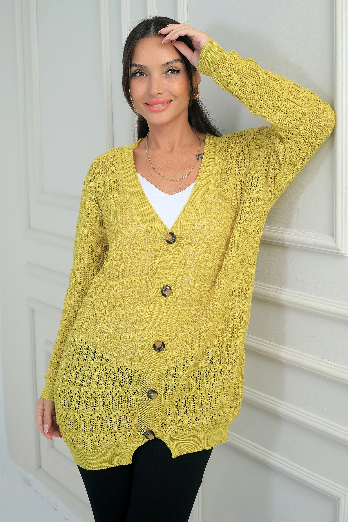 Kadın V Yaka Önü Düğmeli Rahat Kalıp Merserize Hırka