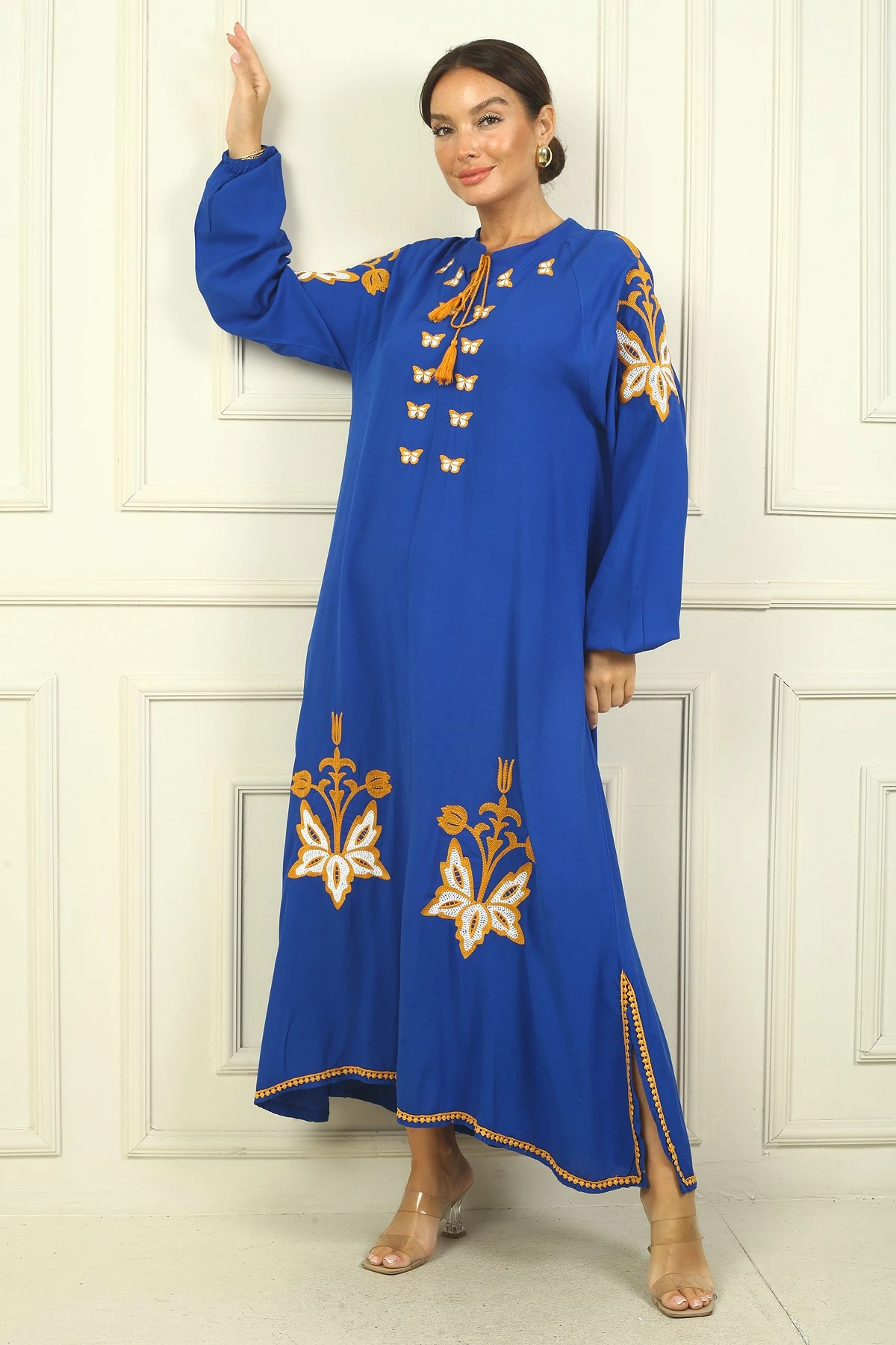 Kadın Yaka Bağcıklı Kelebek Nakışlı Kol Uçları Lastikli Rahat Kalıp Uzun Viskon Elbise