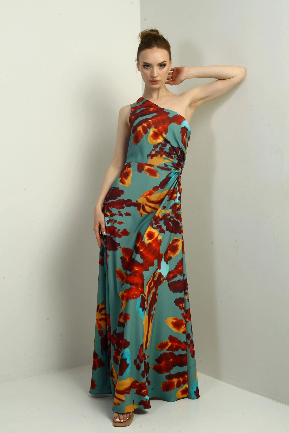 Kadın Tek Omuz Yandan Pencereli Desenli Uzun Krep Saten Elbise