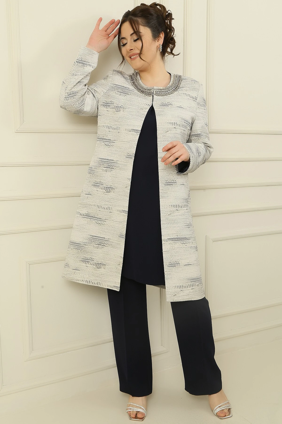 Yakası Taş Detaylı Astarlı Jakarlı Ceket İçi Kolsuz Bluz Pantolonlu Büyük Beden 3'lü Takım