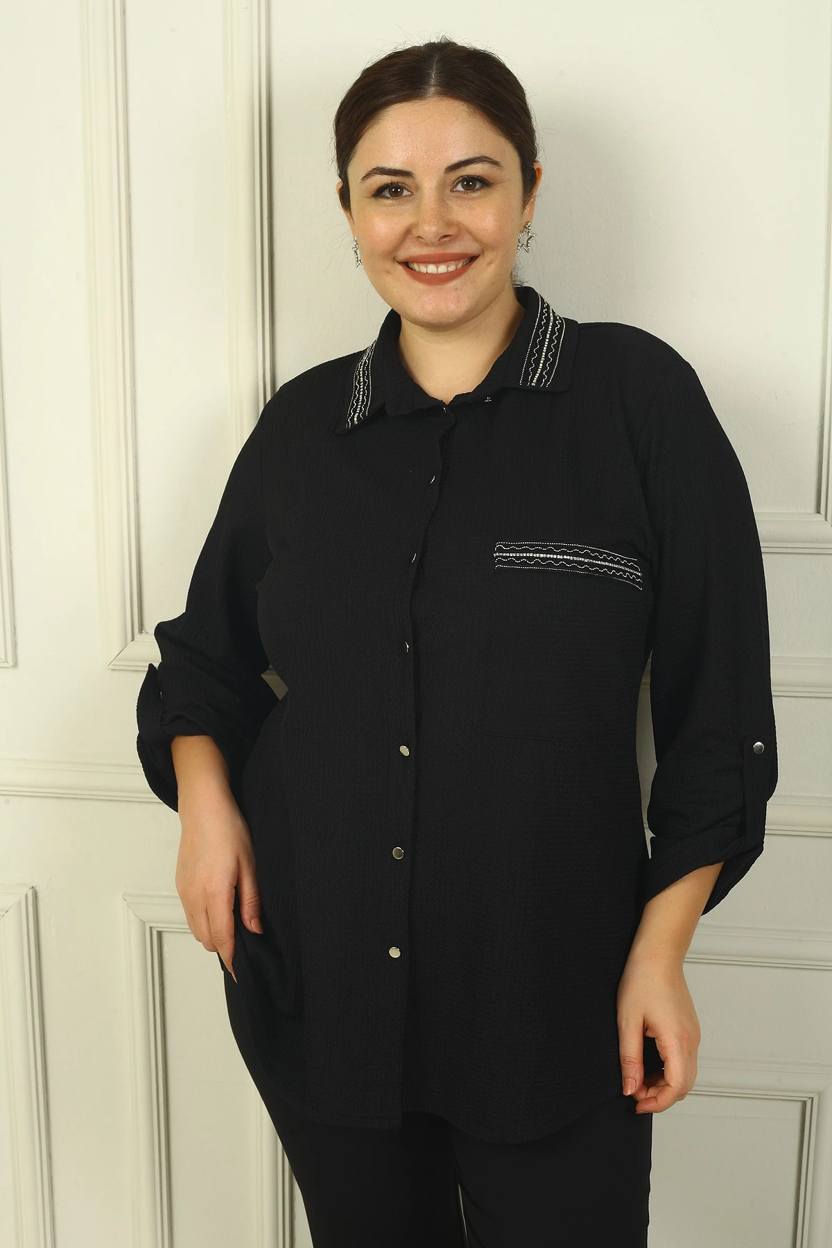 Kadın Kol Katlamalı Yaka Ve Cebi Şeritli Büyük Beden Gofre Gömlek