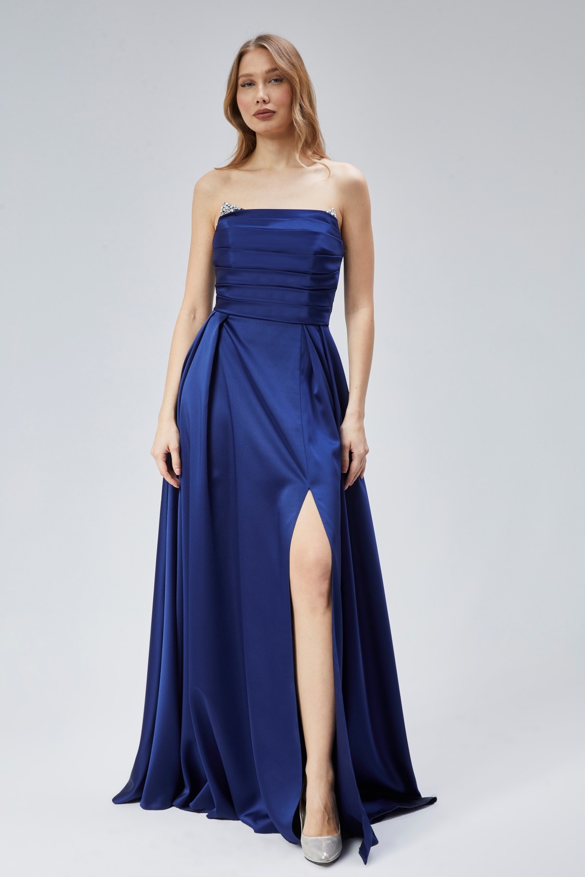 Kadın Abiye Ve Mezuniyet Taşlı Drape Detaylı Yırtmaçlı Straplez Saten Abiye Elbise