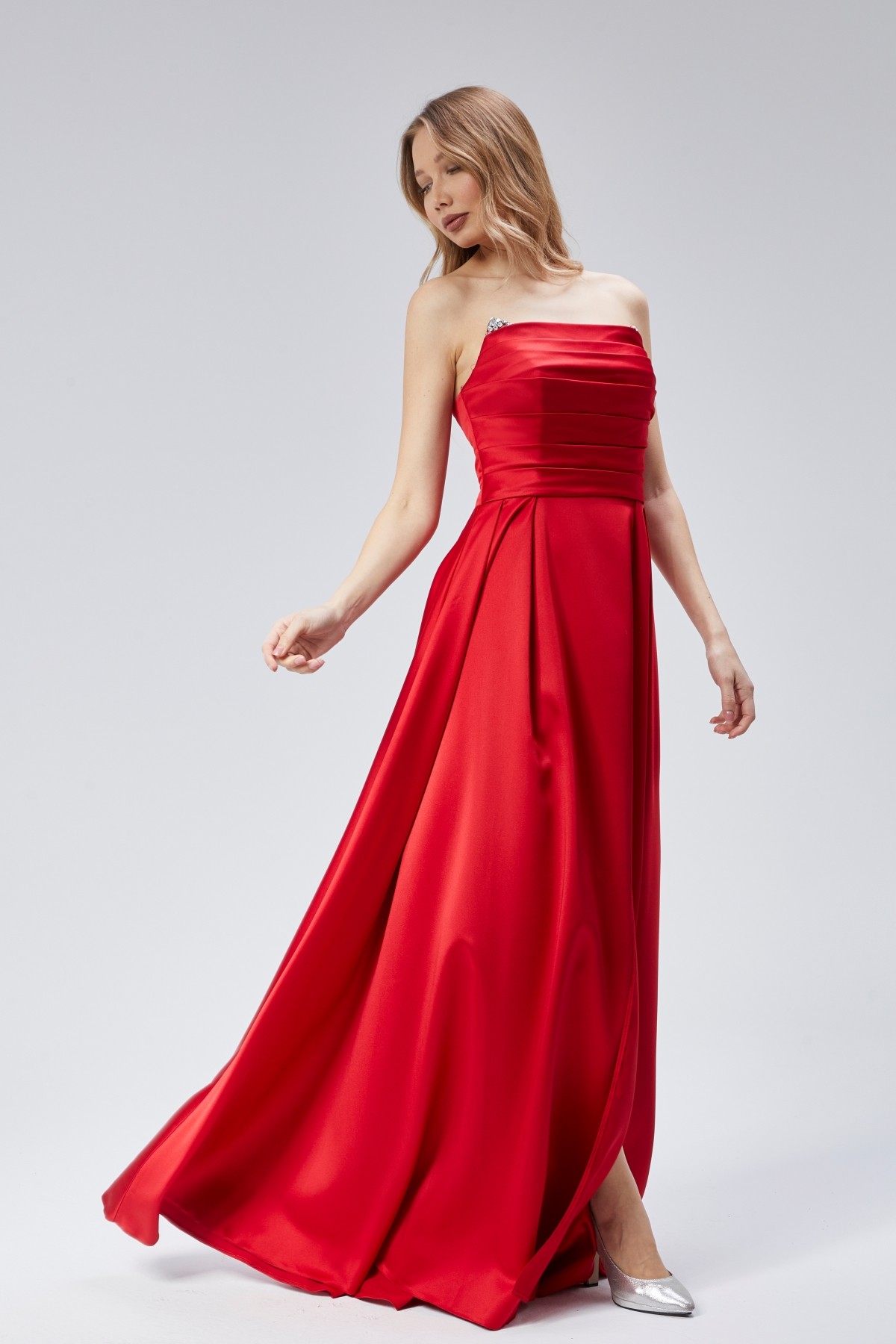 Kadın Abiye Ve Mezuniyet Elbise Taşlı Drape Detaylı Yırtmaçlı Straplez Saten Abiye Elbise