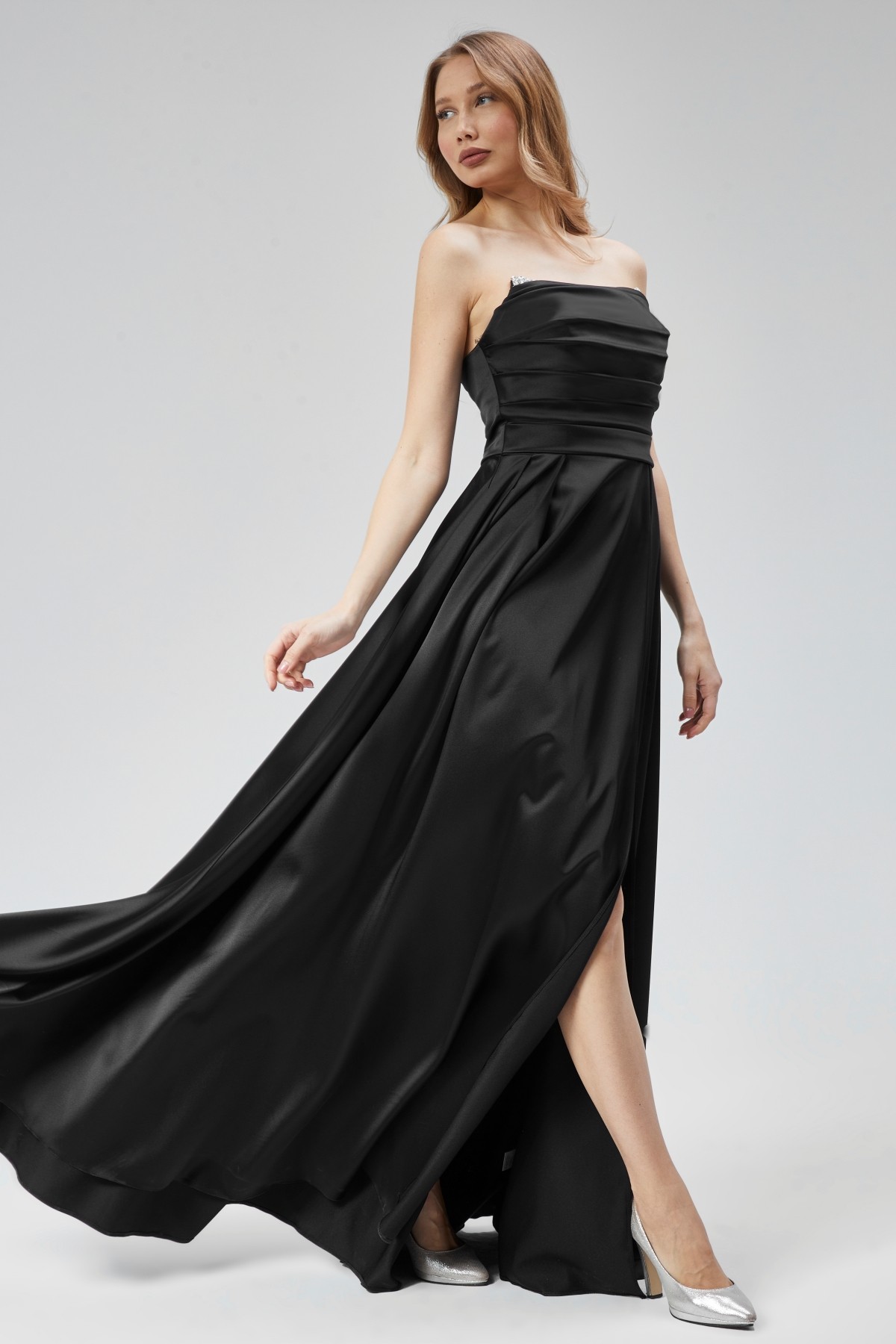 Kadın Abiye Ve Mezuniyet Elbise Taşlı Drape Detaylı Yırtmaçlı Straplez Saten Abiye Elbise