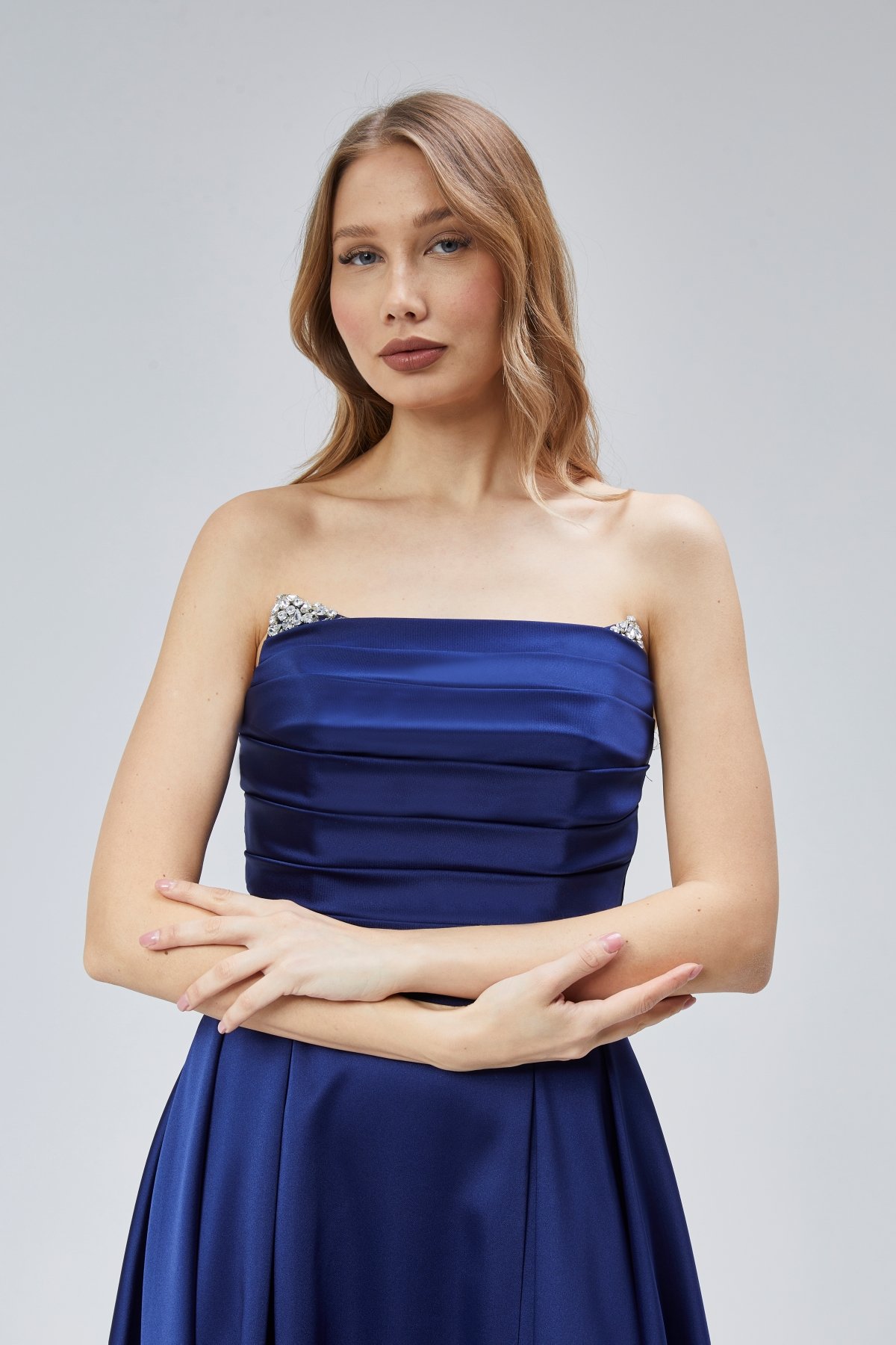 Kadın Abiye Ve Mezuniyet Taşlı Drape Detaylı Yırtmaçlı Straplez Saten Abiye Elbise