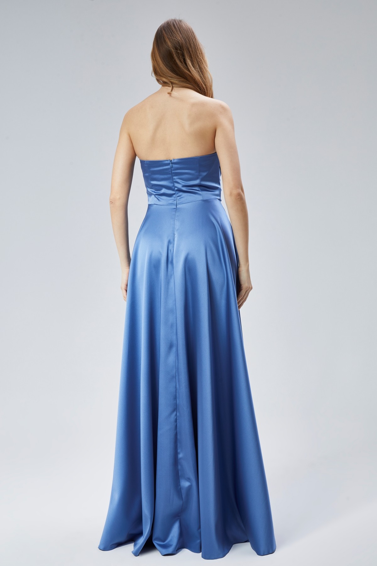 Kadın Abiye Ve Mezuniyet Taşlı Drape Detaylı Yırtmaçlı Straplez Saten Abiye Elbise