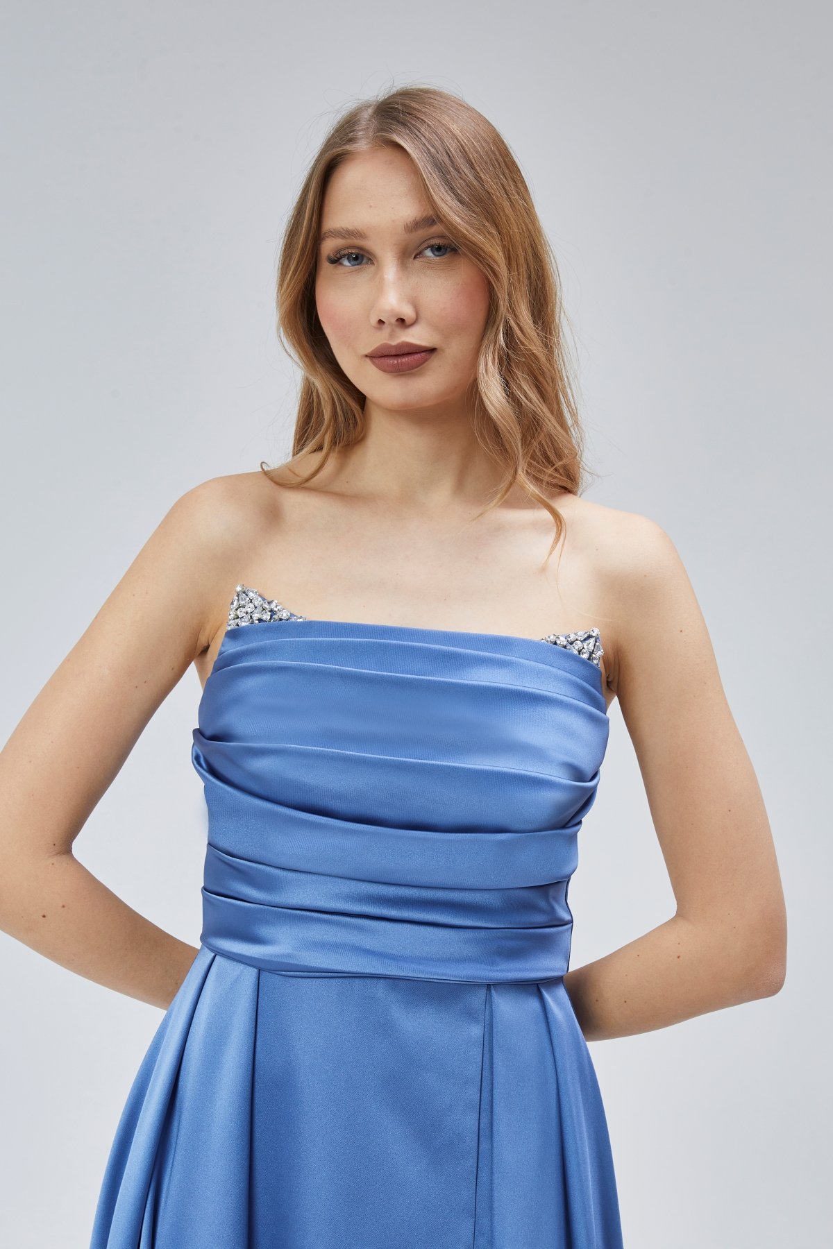 Kadın Abiye Ve Mezuniyet Taşlı Drape Detaylı Yırtmaçlı Straplez Saten Abiye Elbise