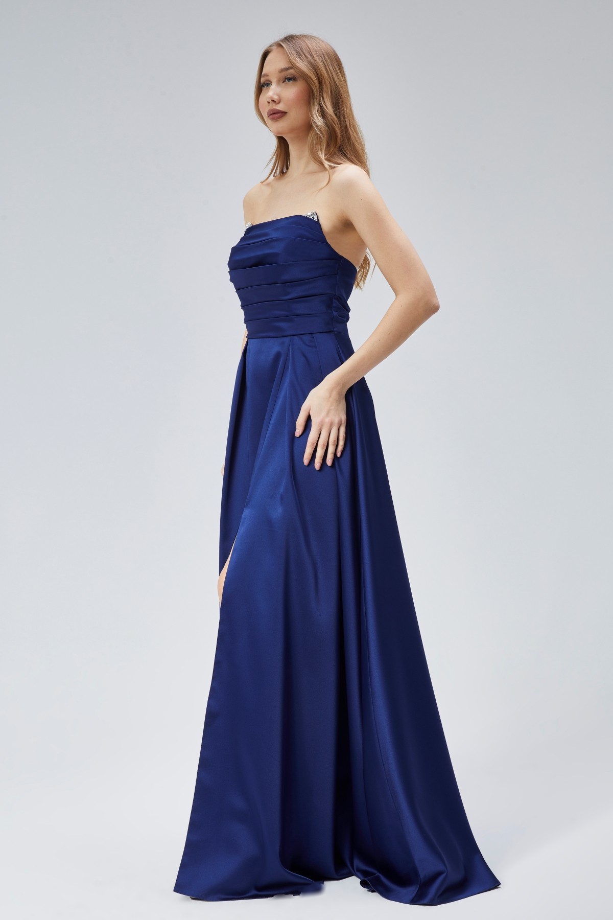 Kadın Abiye Ve Mezuniyet Taşlı Drape Detaylı Yırtmaçlı Straplez Saten Abiye Elbise