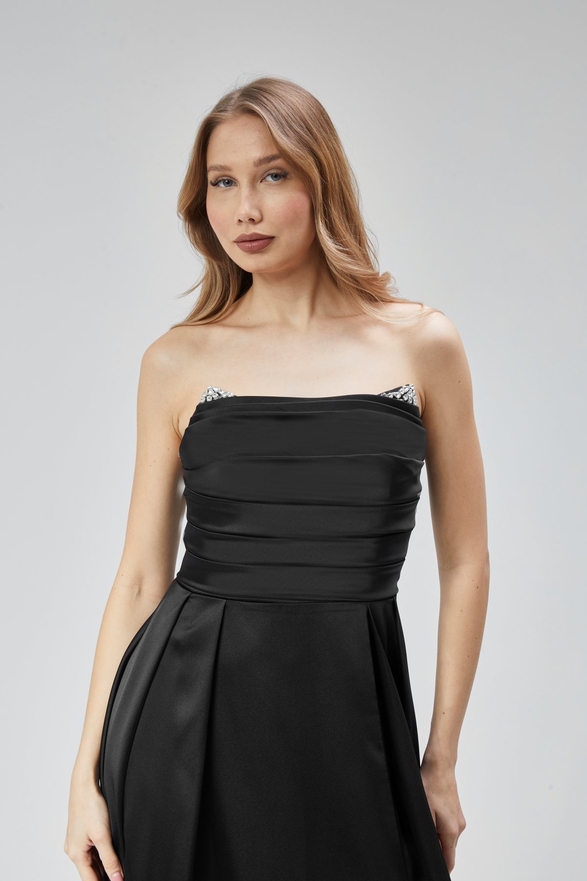 Kadın Abiye Ve Mezuniyet Elbise Taşlı Drape Detaylı Yırtmaçlı Straplez Saten Abiye Elbise