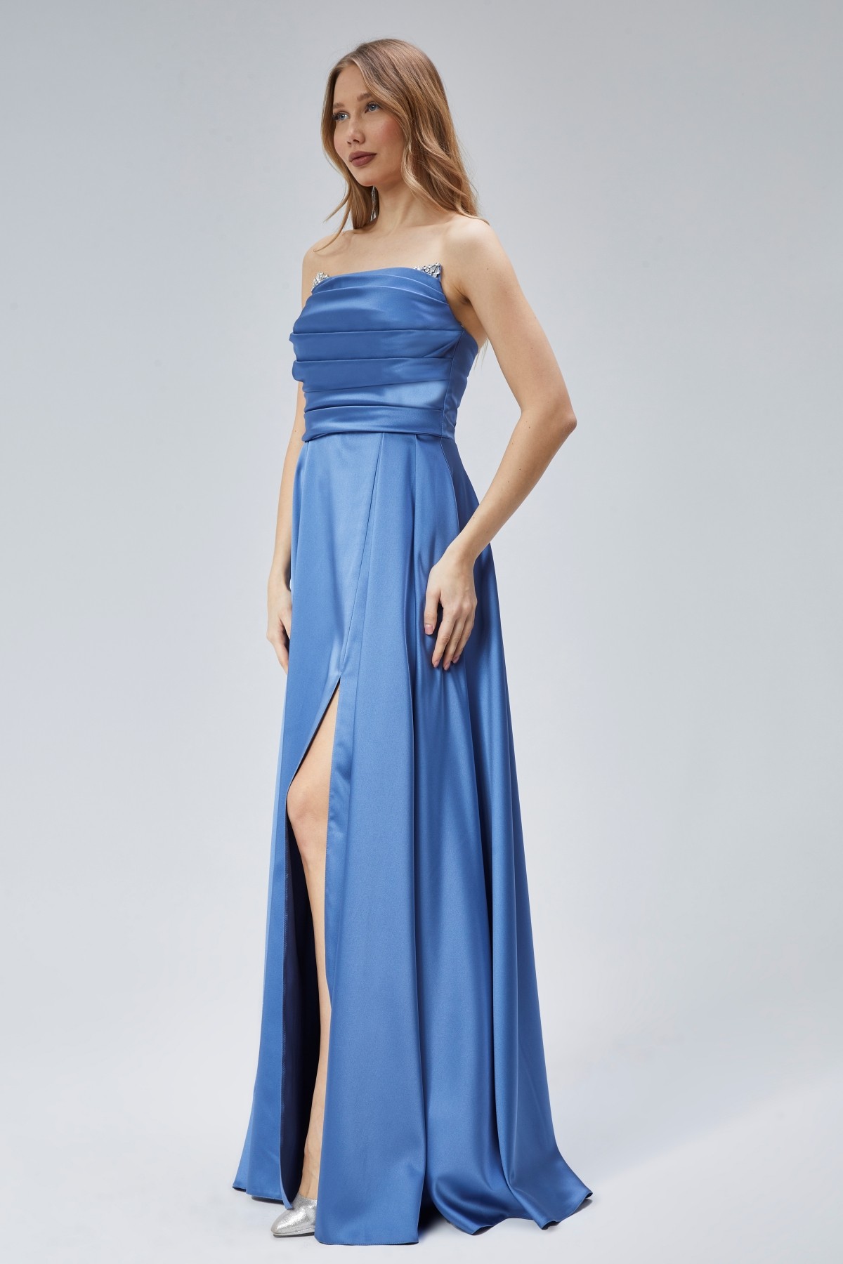 Kadın Abiye Ve Mezuniyet Taşlı Drape Detaylı Yırtmaçlı Straplez Saten Abiye Elbise