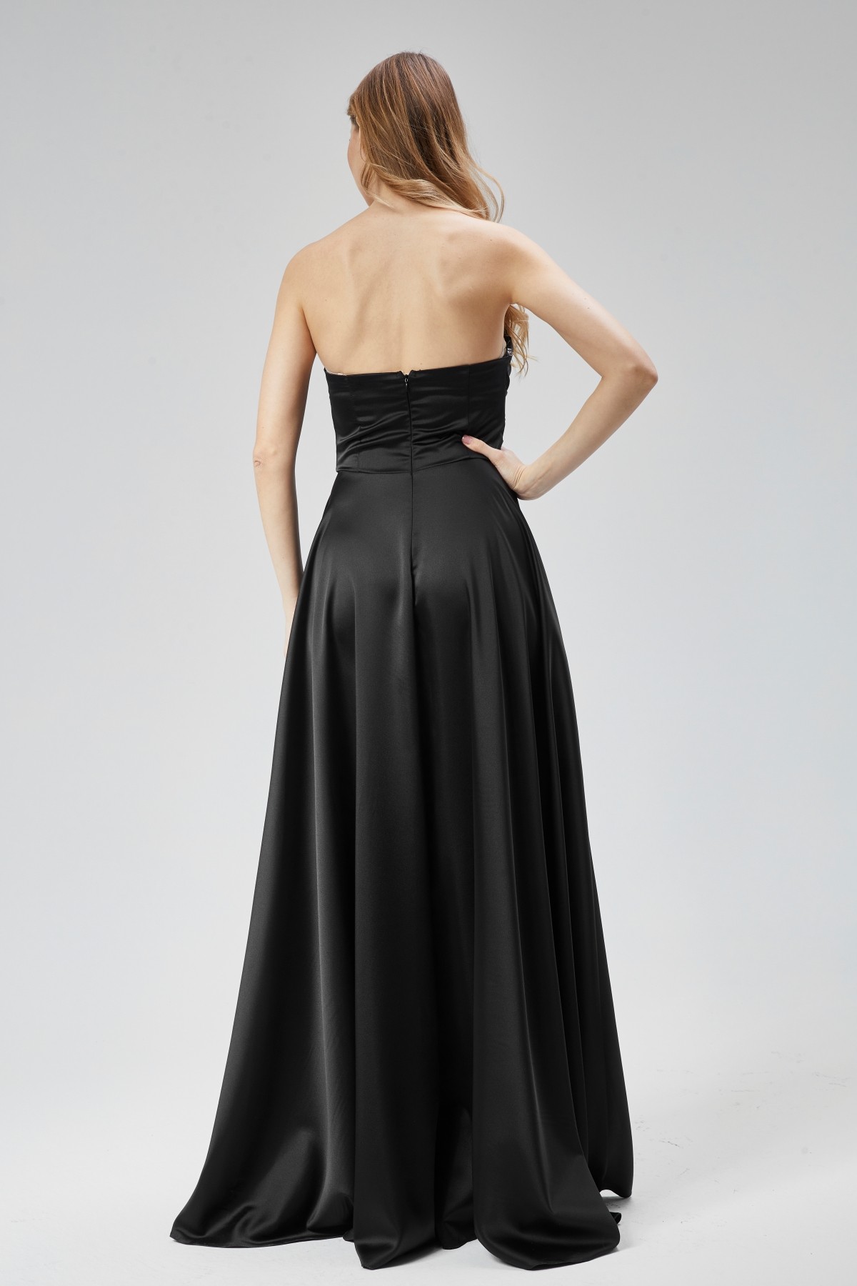 Kadın Abiye Ve Mezuniyet Elbise Taşlı Drape Detaylı Yırtmaçlı Straplez Saten Abiye Elbise