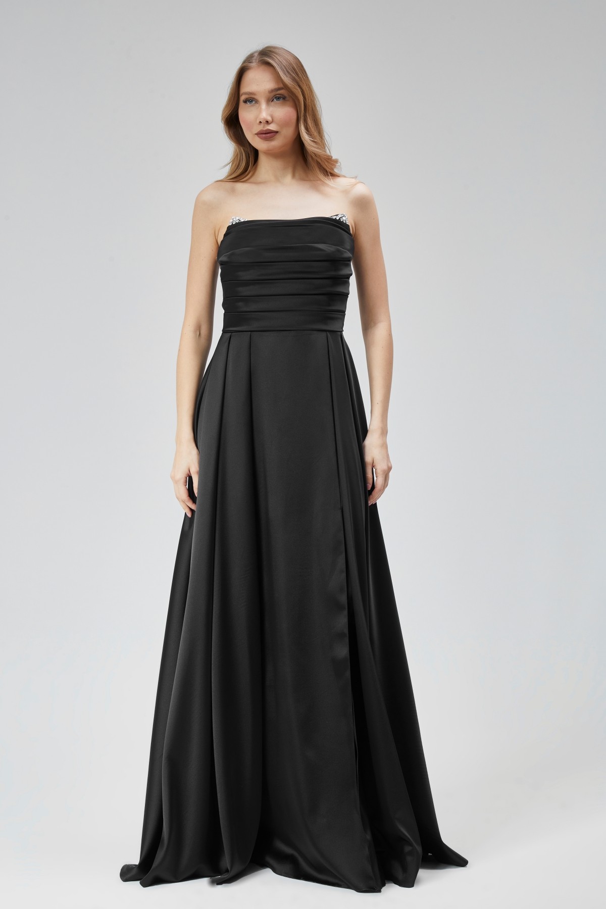 Kadın Abiye Ve Mezuniyet Elbise Taşlı Drape Detaylı Yırtmaçlı Straplez Saten Abiye Elbise