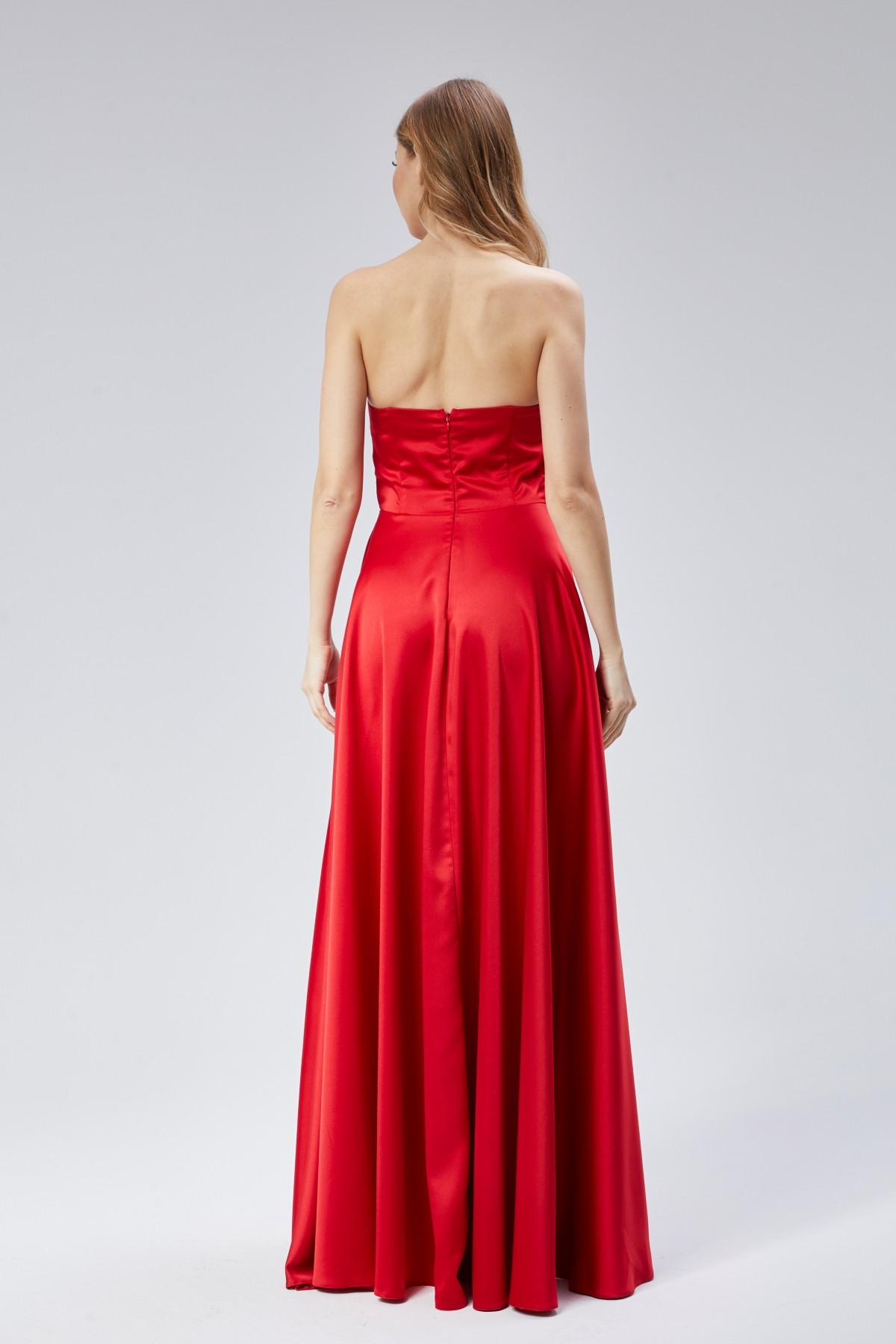 Kadın Abiye Ve Mezuniyet Elbise Taşlı Drape Detaylı Yırtmaçlı Straplez Saten Abiye Elbise