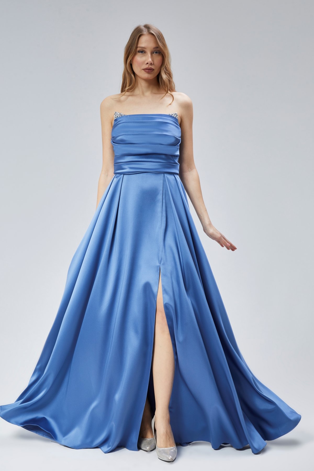 Kadın Abiye Ve Mezuniyet Taşlı Drape Detaylı Yırtmaçlı Straplez Saten Abiye Elbise