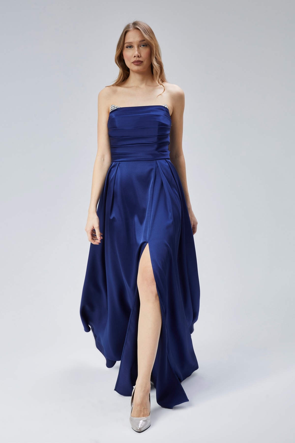 Kadın Abiye Ve Mezuniyet Taşlı Drape Detaylı Yırtmaçlı Straplez Saten Abiye Elbise
