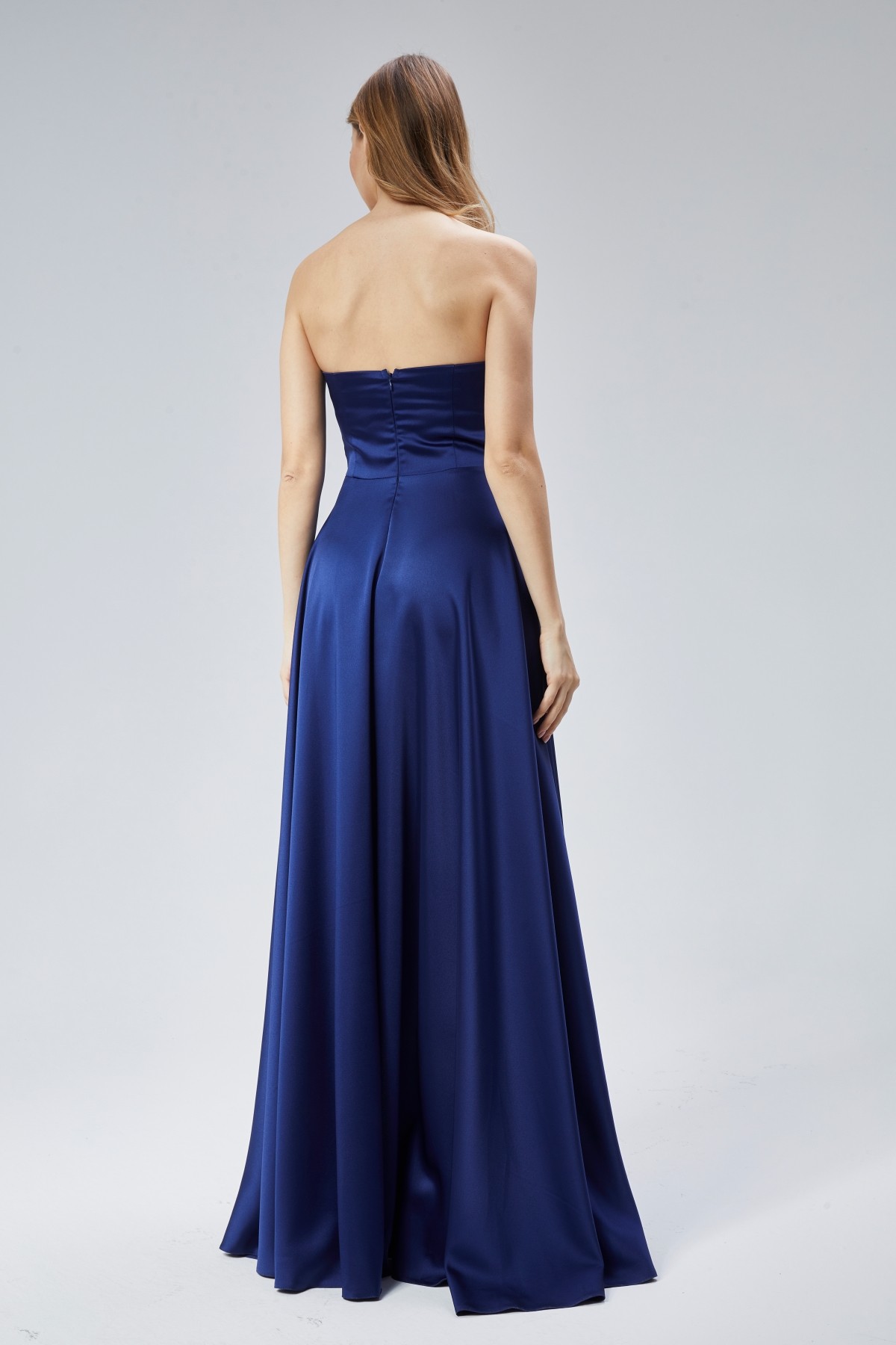 Kadın Abiye Ve Mezuniyet Taşlı Drape Detaylı Yırtmaçlı Straplez Saten Abiye Elbise