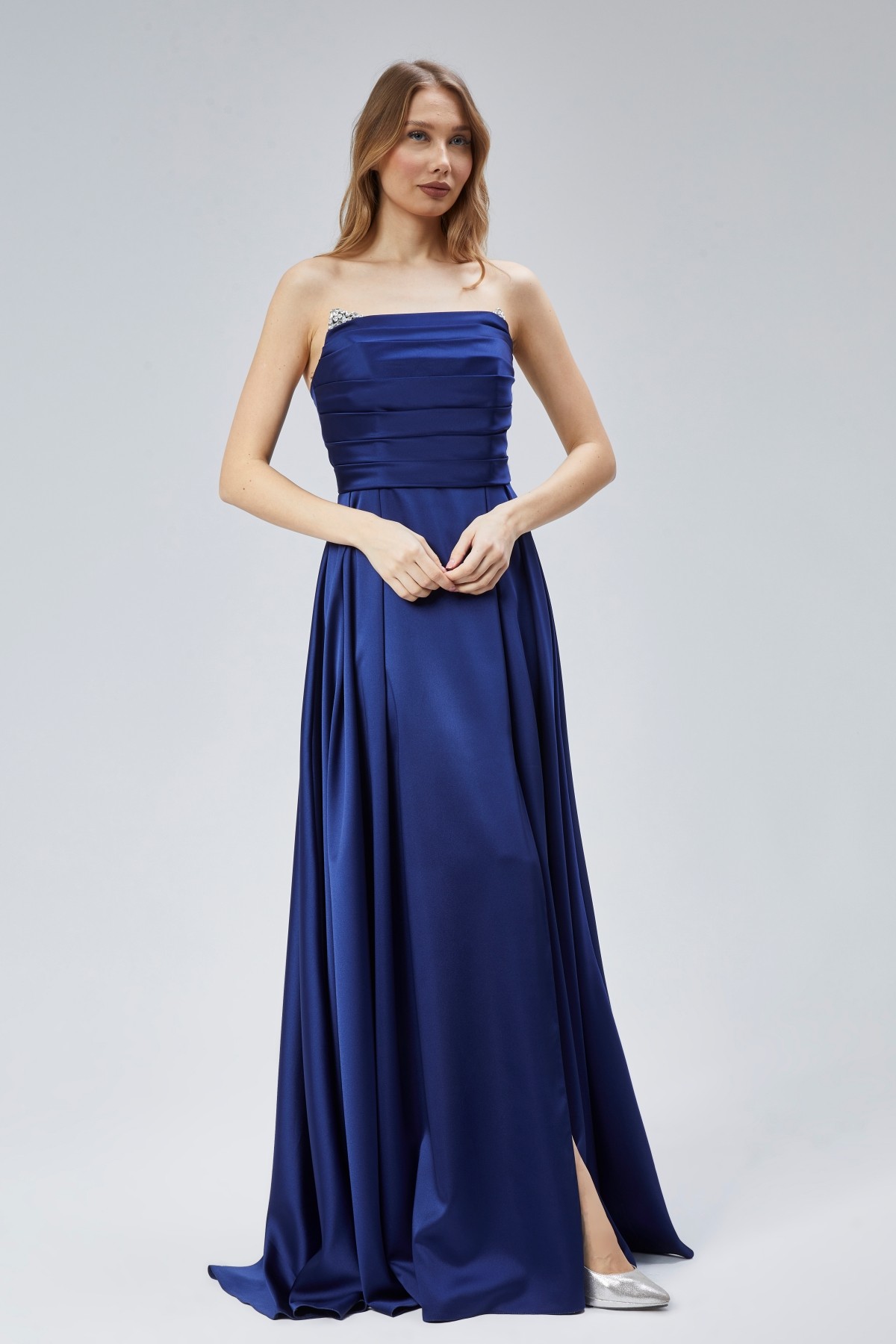 Kadın Abiye Ve Mezuniyet Taşlı Drape Detaylı Yırtmaçlı Straplez Saten Abiye Elbise