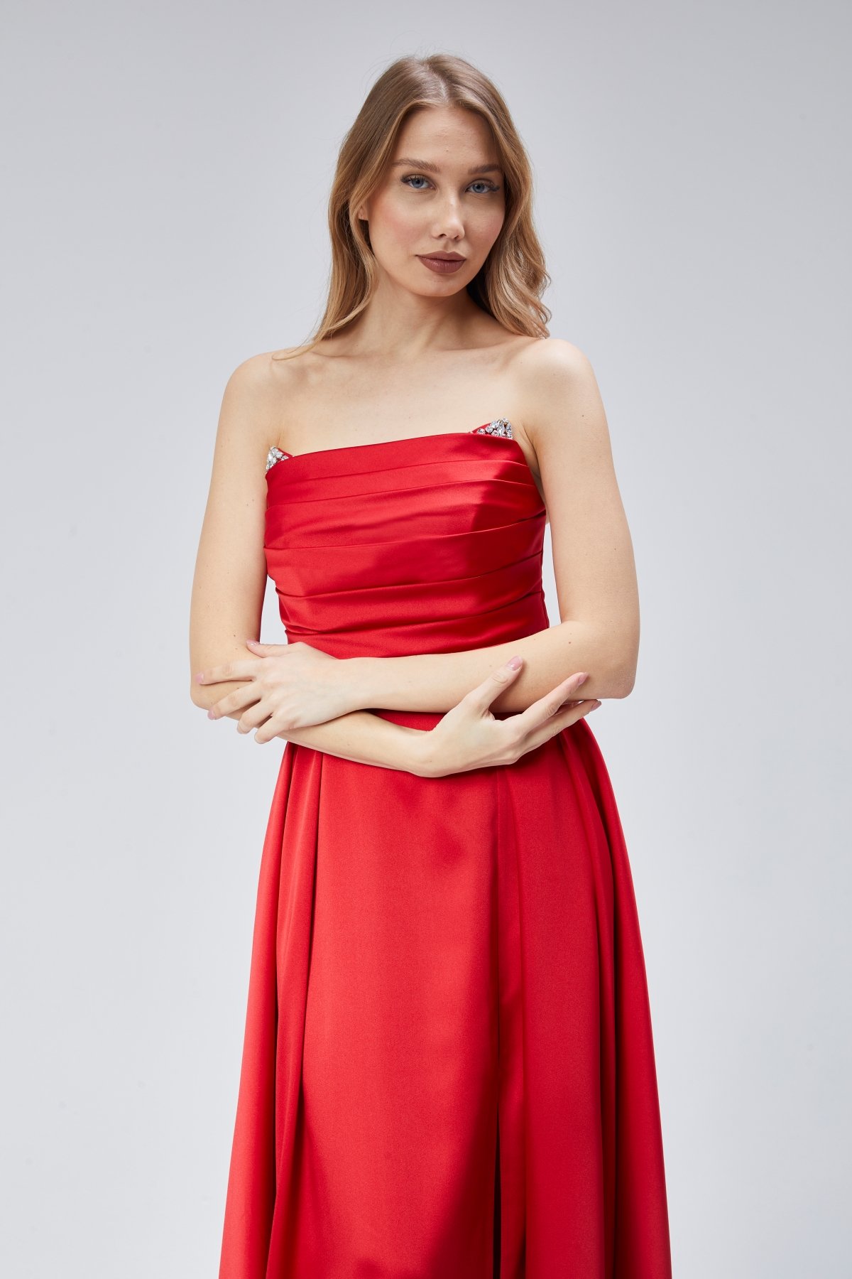 Kadın Abiye Ve Mezuniyet Elbise Taşlı Drape Detaylı Yırtmaçlı Straplez Saten Abiye Elbise
