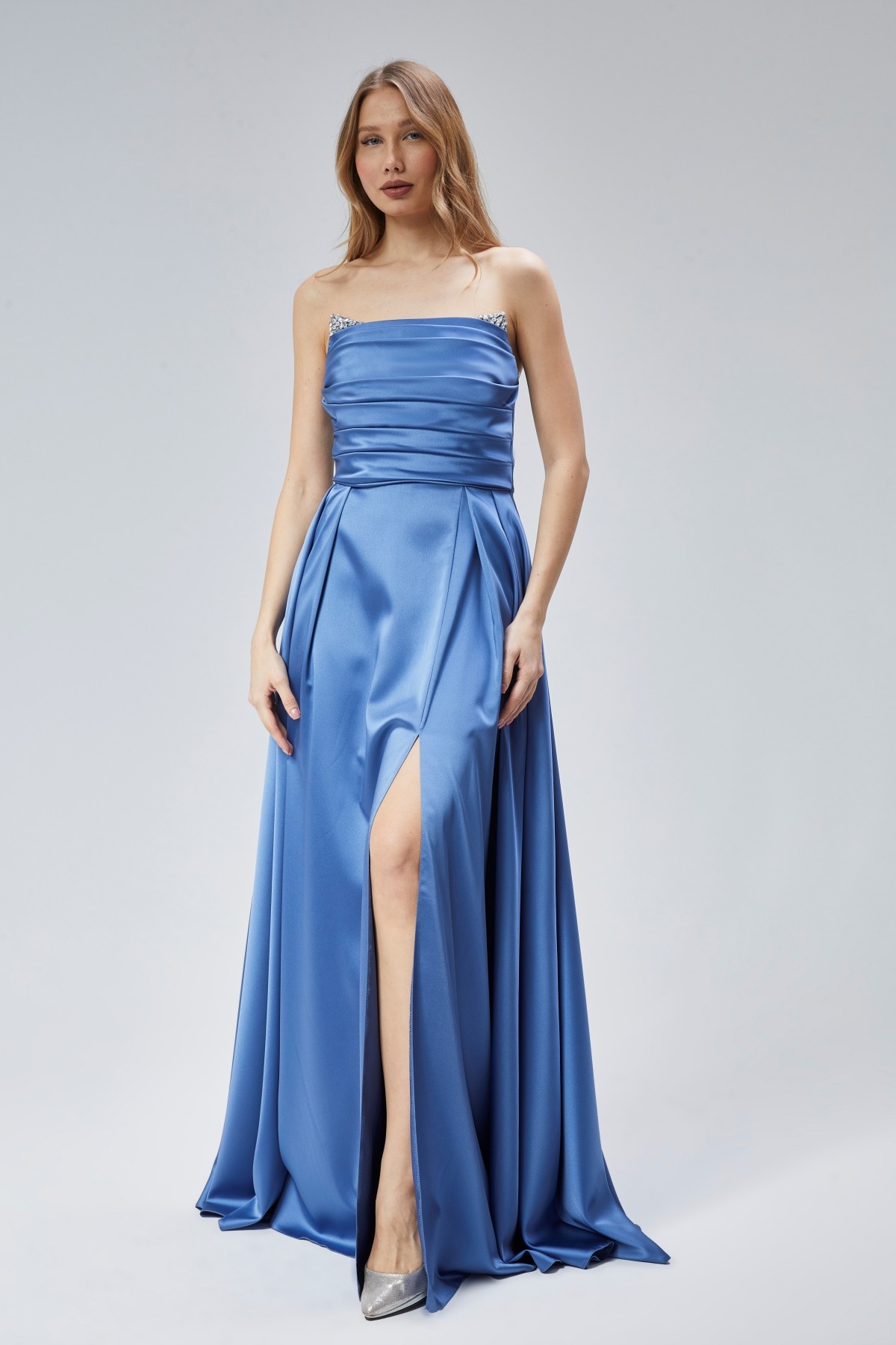Kadın Abiye Ve Mezuniyet Taşlı Drape Detaylı Yırtmaçlı Straplez Saten Abiye Elbise